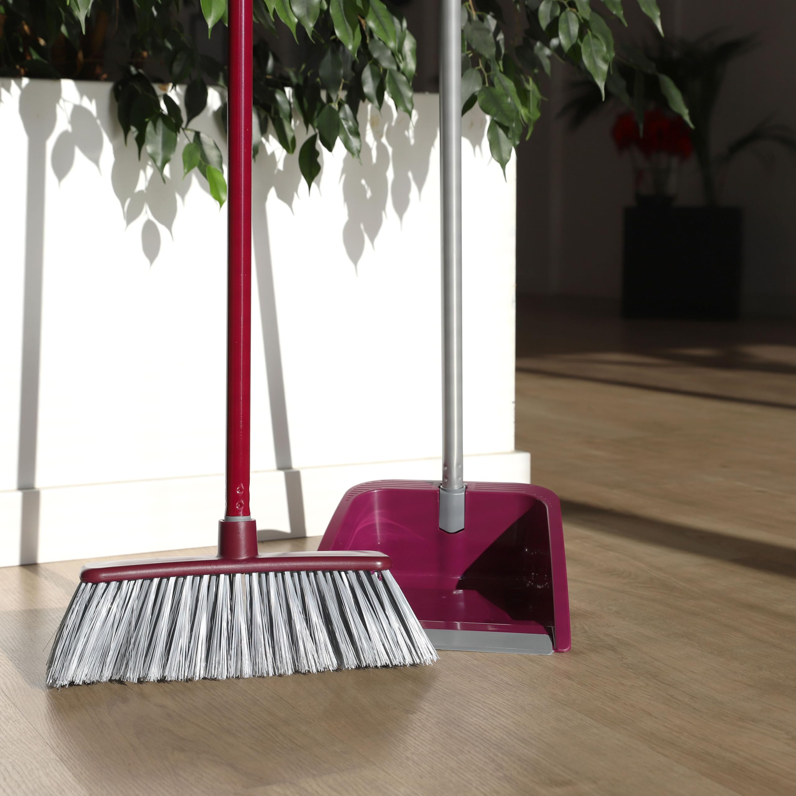 Maya - Recogedor Plegable de Basura Atomic con Labio de Goma y Palo para Limpieza del Hogar | Dimensiones 28x25x92 cm | Diseño para Espacios Pequeños y Sistema de Cierre Reforzado (Burdeos)
