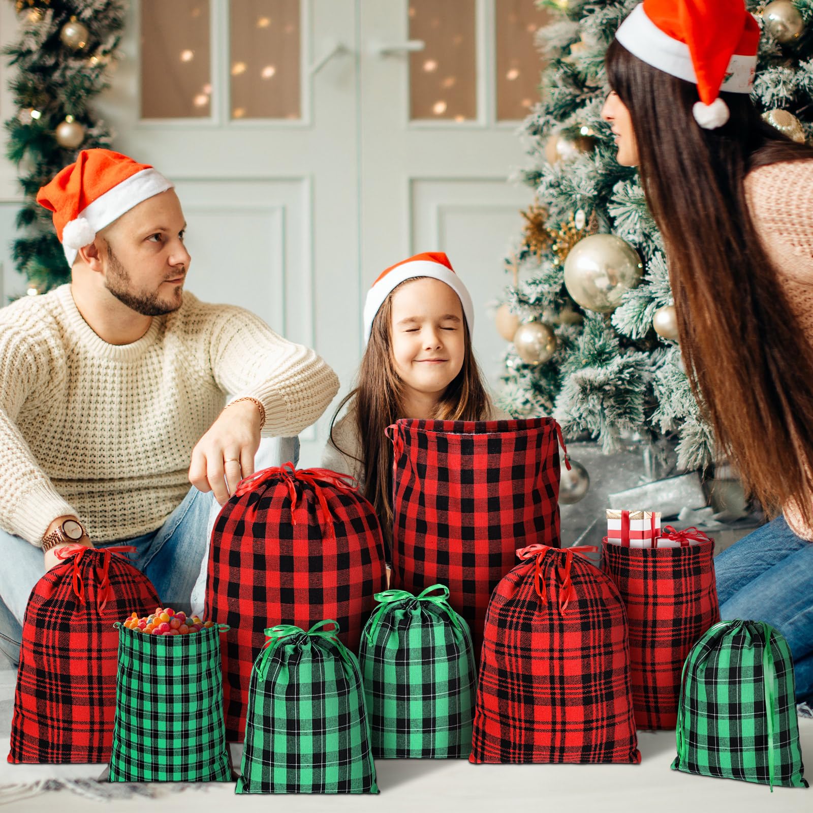 SATINIOR Lot de 12 sacs cadeaux de Noël en tissu à carreaux en coton avec cordon de serrage, 50,8 x 40,6 cm, 40,6 x 30,5 cm, 30,5 x 25,4 cm, rouge et vert