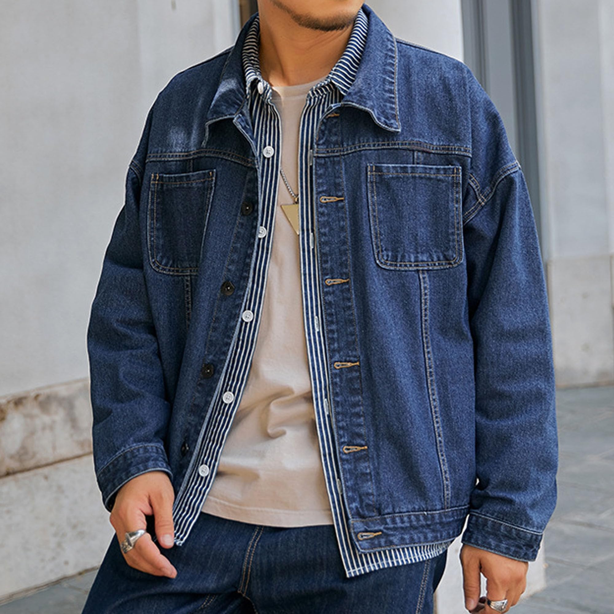 Giacca in jeans da uomo di ispirazione vintage con bottoni | Colletto da camionista con risvolto, doppie tasche frontali, taglie comode, vestibilità larga, giacca di jeans oversize per