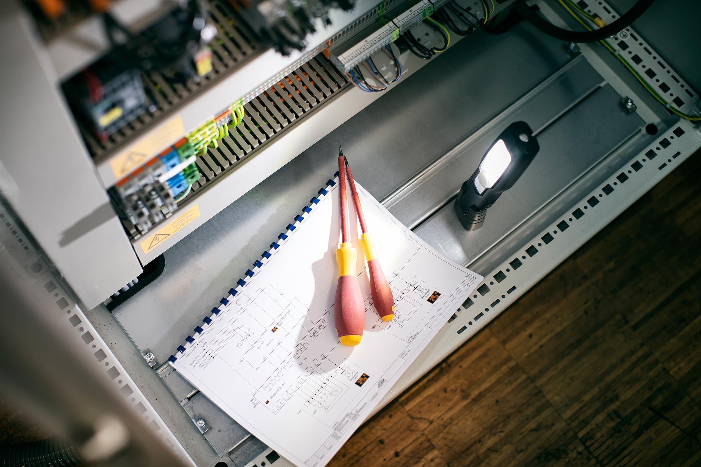 Brennenstuhl Linterna de taller LED recargable HL 201 A/Linterna mecánica LED con batería recargable (250 + 70lm, base articulada, con imán y gancho, incluye cable USB C)