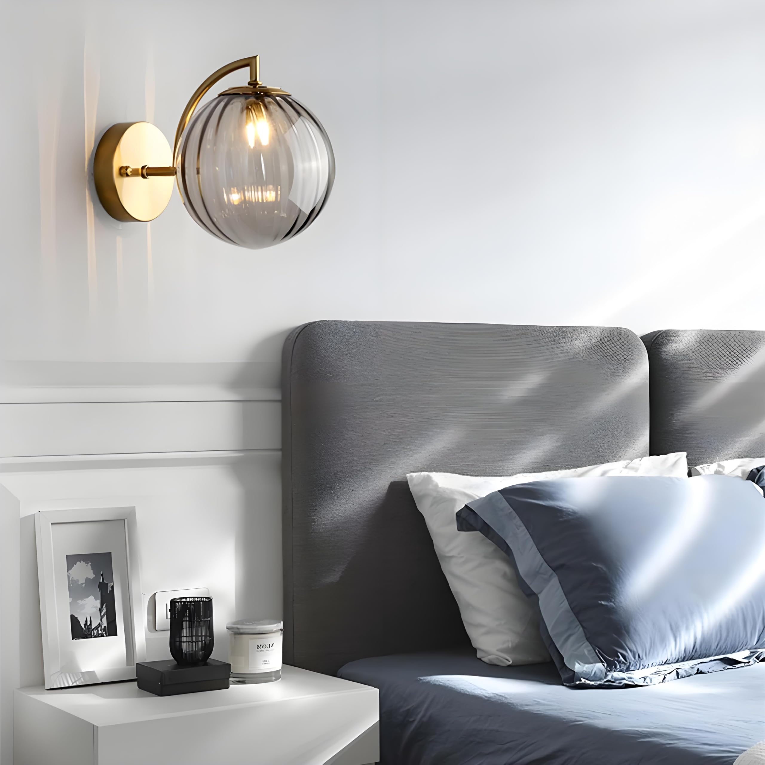 Applique con sfera in vetro Grigio da 150 mm, lampada da parete con globo in vetro con base dorata per comodino,Soggiorno,Camera da letto,Corridoio(Grigio)
