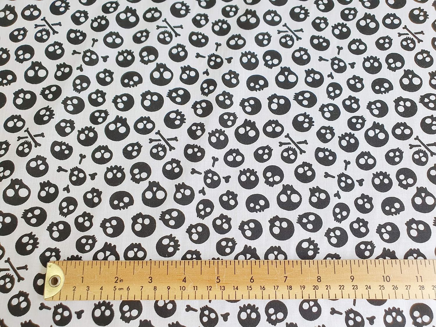 Oddies Textile Halloween Polycotton Fabric - Small Skull & Crossbones - Fabric Craft Material Metre White with Black Skulls (C7769)