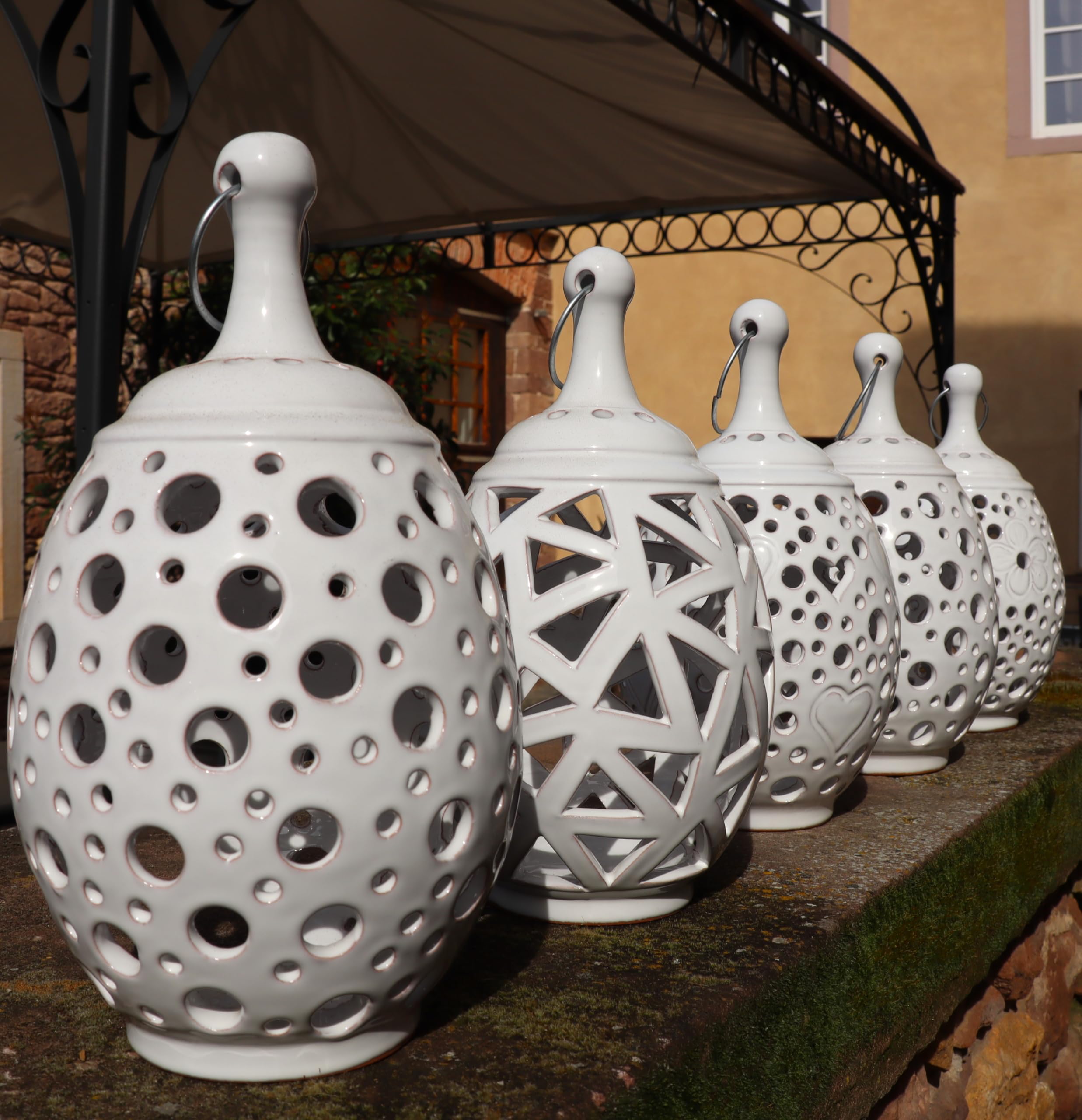 handgefertigtes Windlicht/Laterne aus echter Terracotta, zum Hängen und Stellen, Tolle Deko für den Garten/Terrasse Tisch (Weiß)