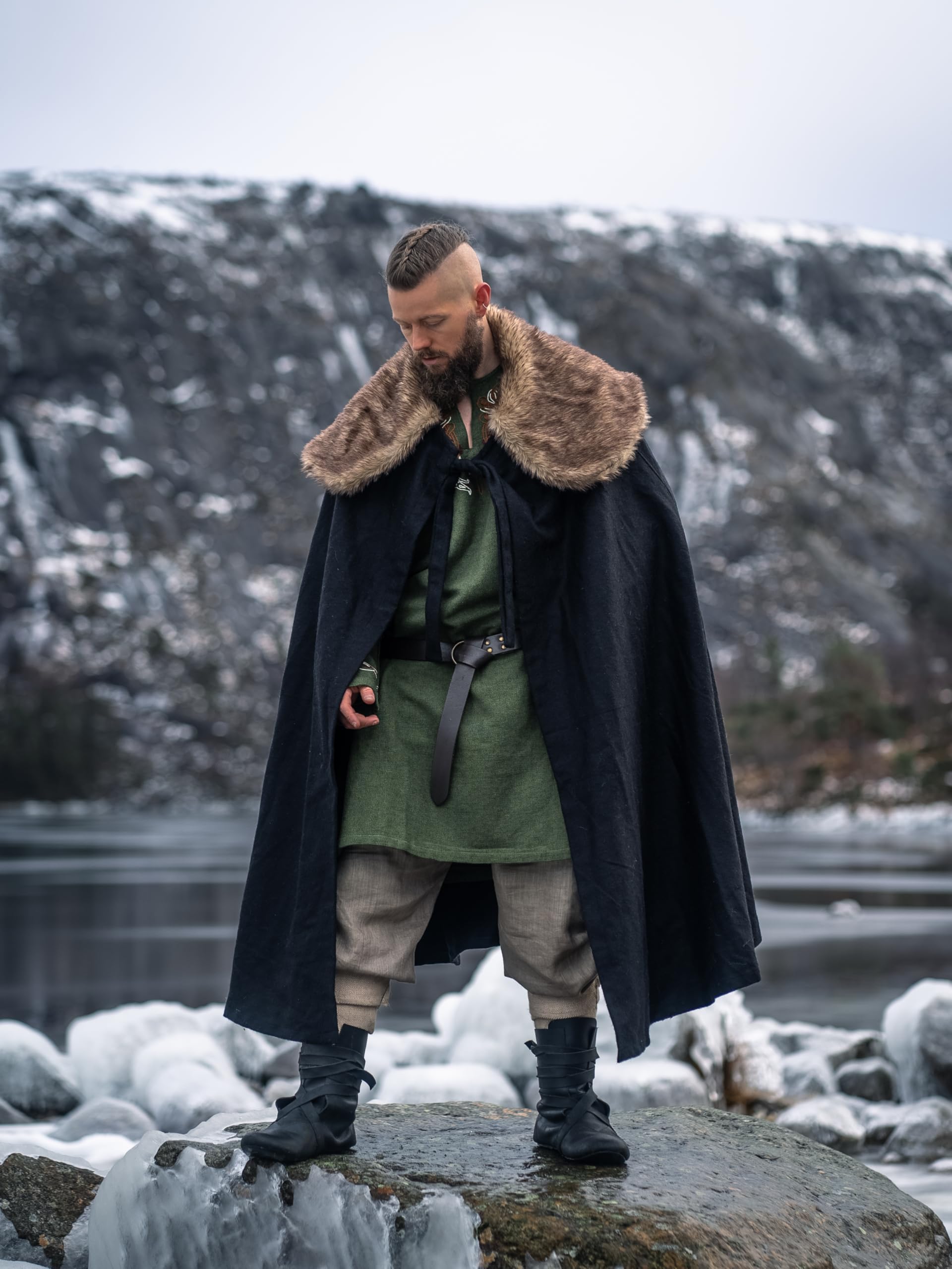 Leonardo Carbone® Unisex Wikinger Umhang Janne mit Kunstfell - Mittelalter Kleidung Damen & Herren, Cape Männer, Hobbit Kostüm, LARP-Kleidung, Wikinger, Cosplay Herren, Halloween, Karneval Schwarz