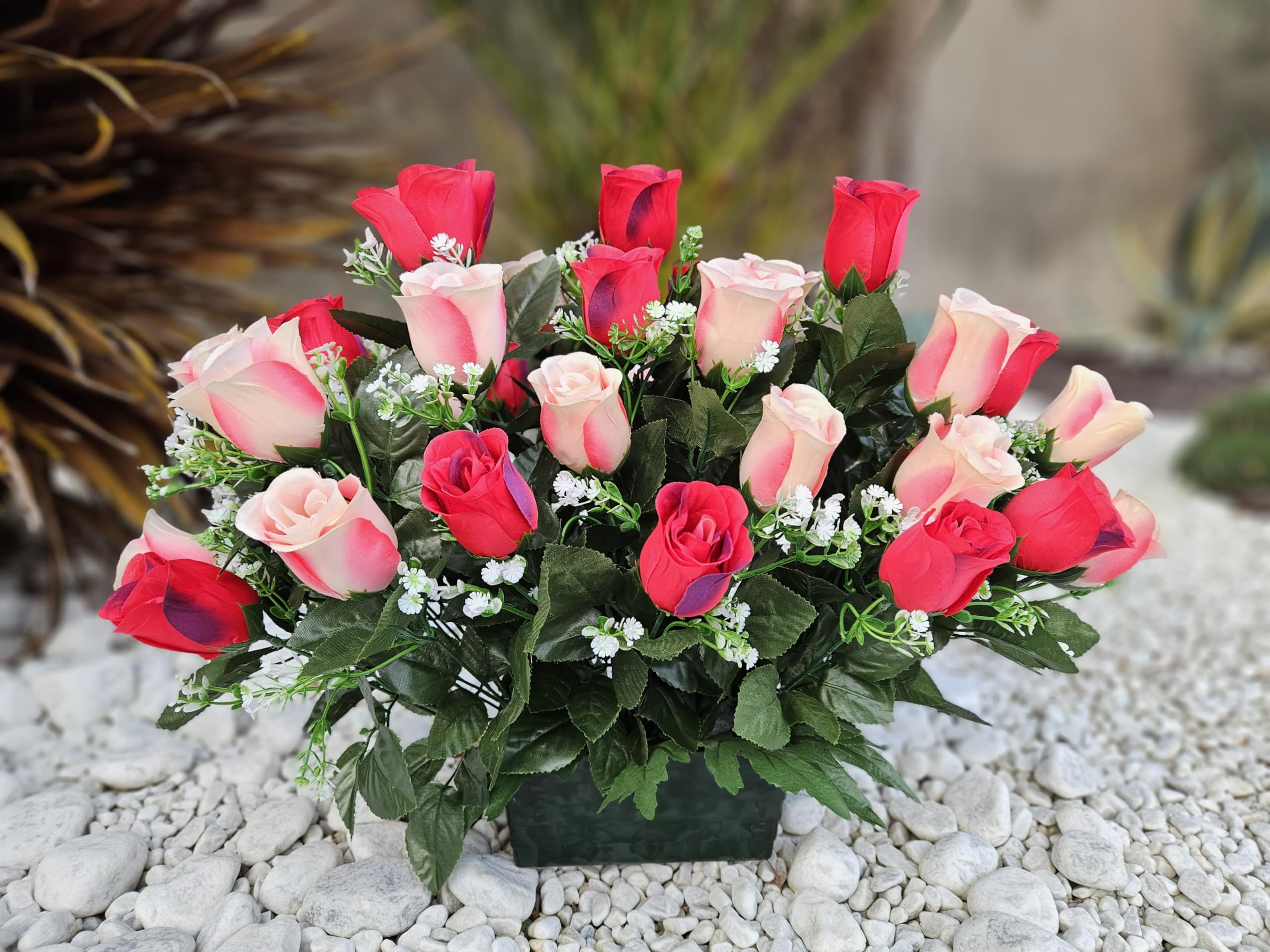 Composition de Fleurs Artificielles Lesté Ciment Pour Une Parfaite Tenue à L' extérieur. Réalisé Par nos Soins, Fleurs de Qualité.