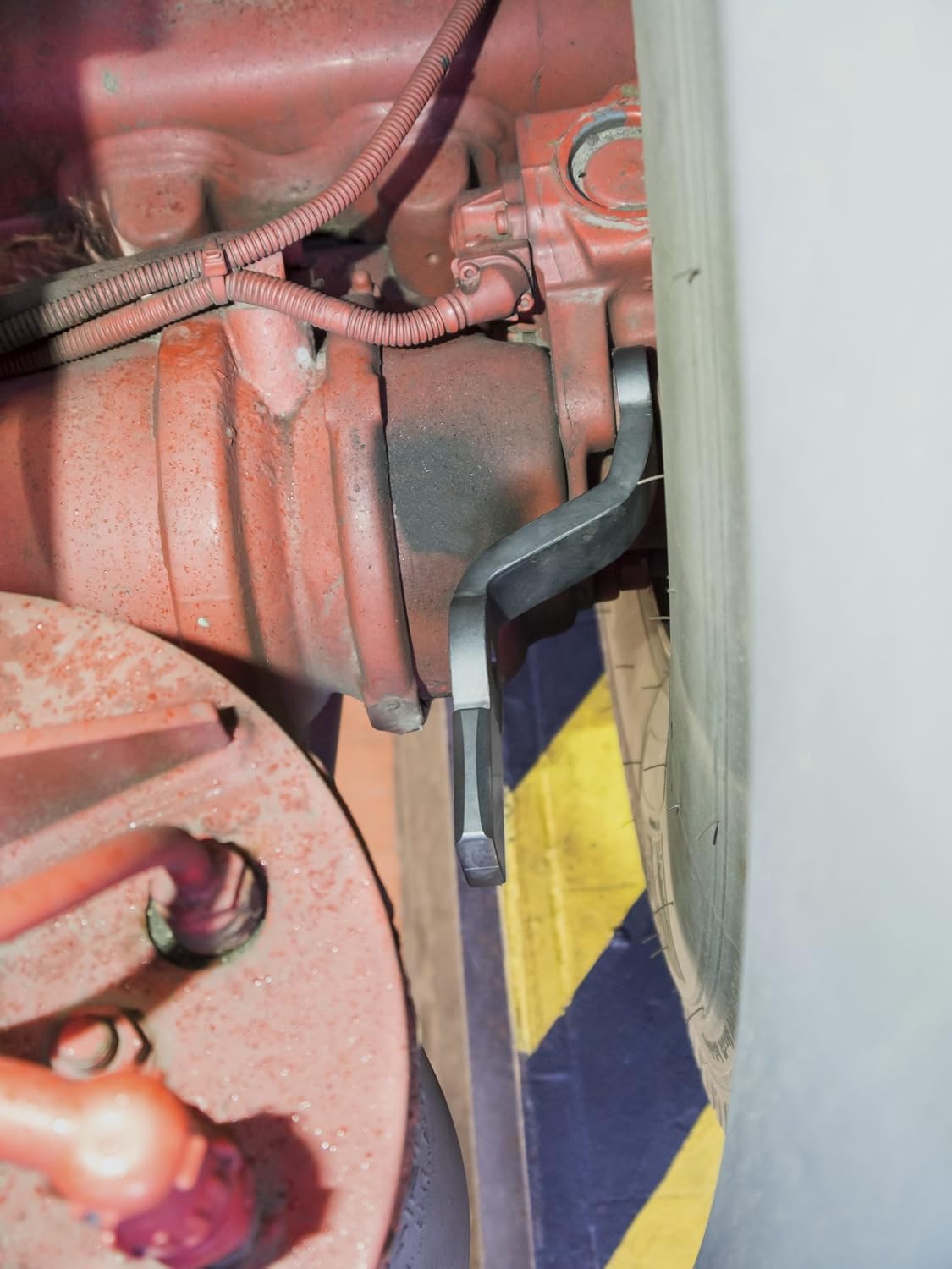 Hazet 2872FS-24 Impact Wrench positioned on a brake cylinder fitting