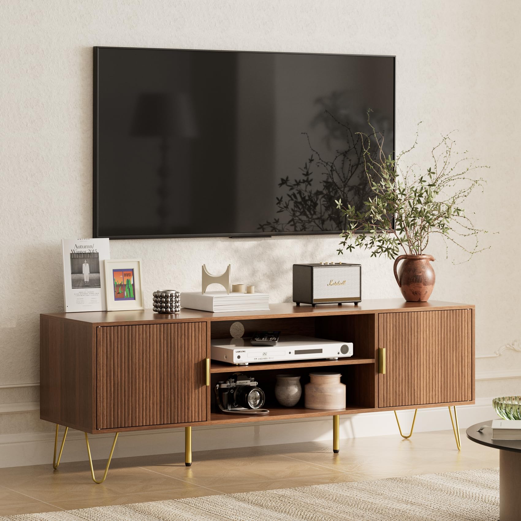 HEYZOEY Szafka pod telewizor do 60 cali, 2-drzwiowa szafka RTV z półkami do salonu, wykończenie w kolorze orzecha włoskiego, 137 x 38 x 48 cm