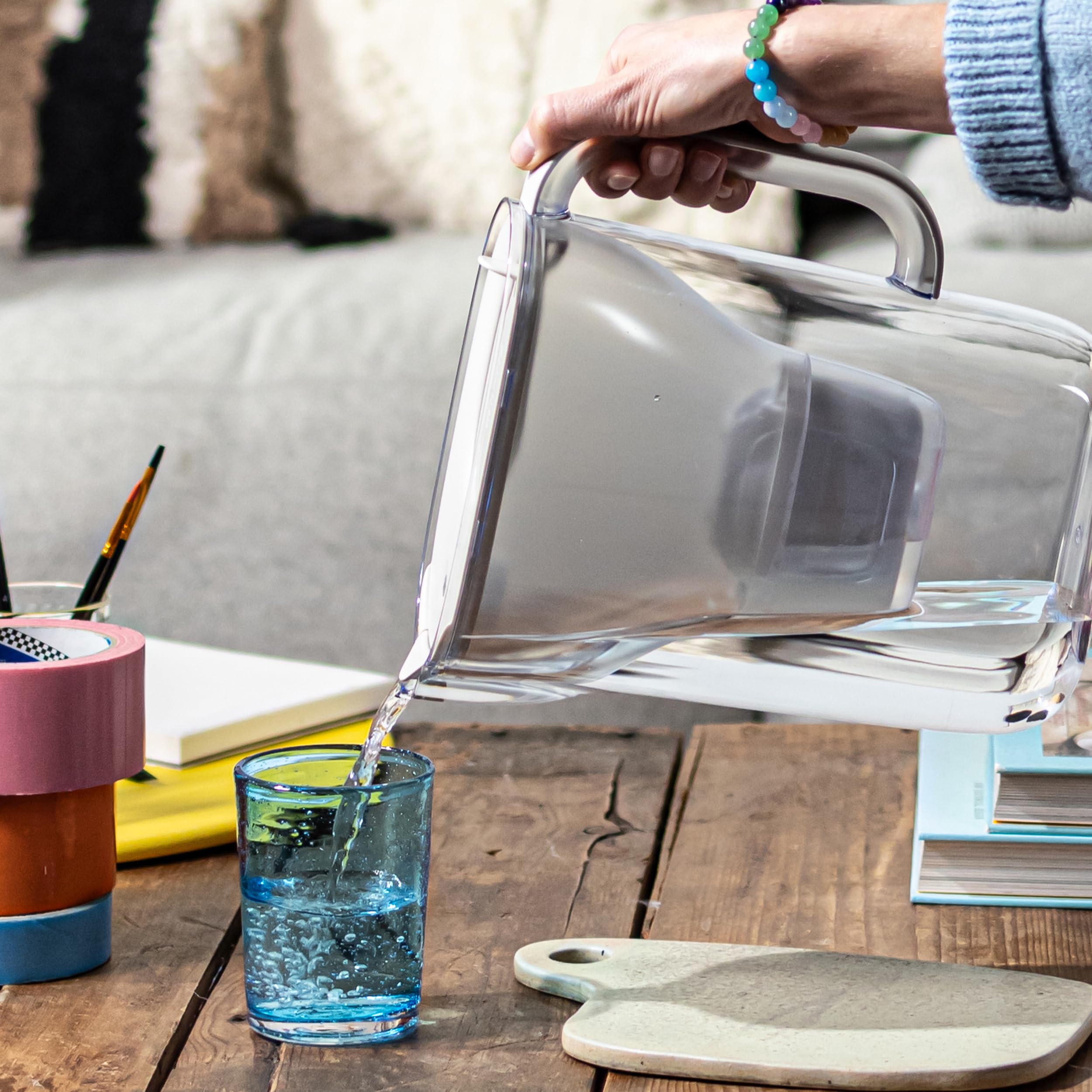 BRITA Dzbanek do wody Style Essential biały (2,4 l) w zestawie 1 x Brita MAXTRA PRO Pure Performance – dzbanek nadaje się do lodówki z Smart Light LED i pokrywą na zawiasach, filtruje zanieczyszczenia