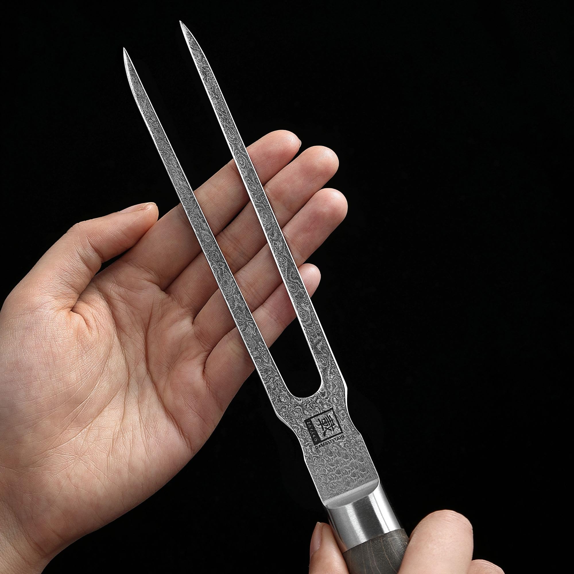 Zayiko Professional Series Damast Tranchiergabel 31 cm mit Ahornholzgriff | Fleisch- und Grillgabel mit 2 langen Zinken; 67 Lagen Damaststahl mit VG-10-Kern, für Braten und Grillgut, inklusive Holzbox.