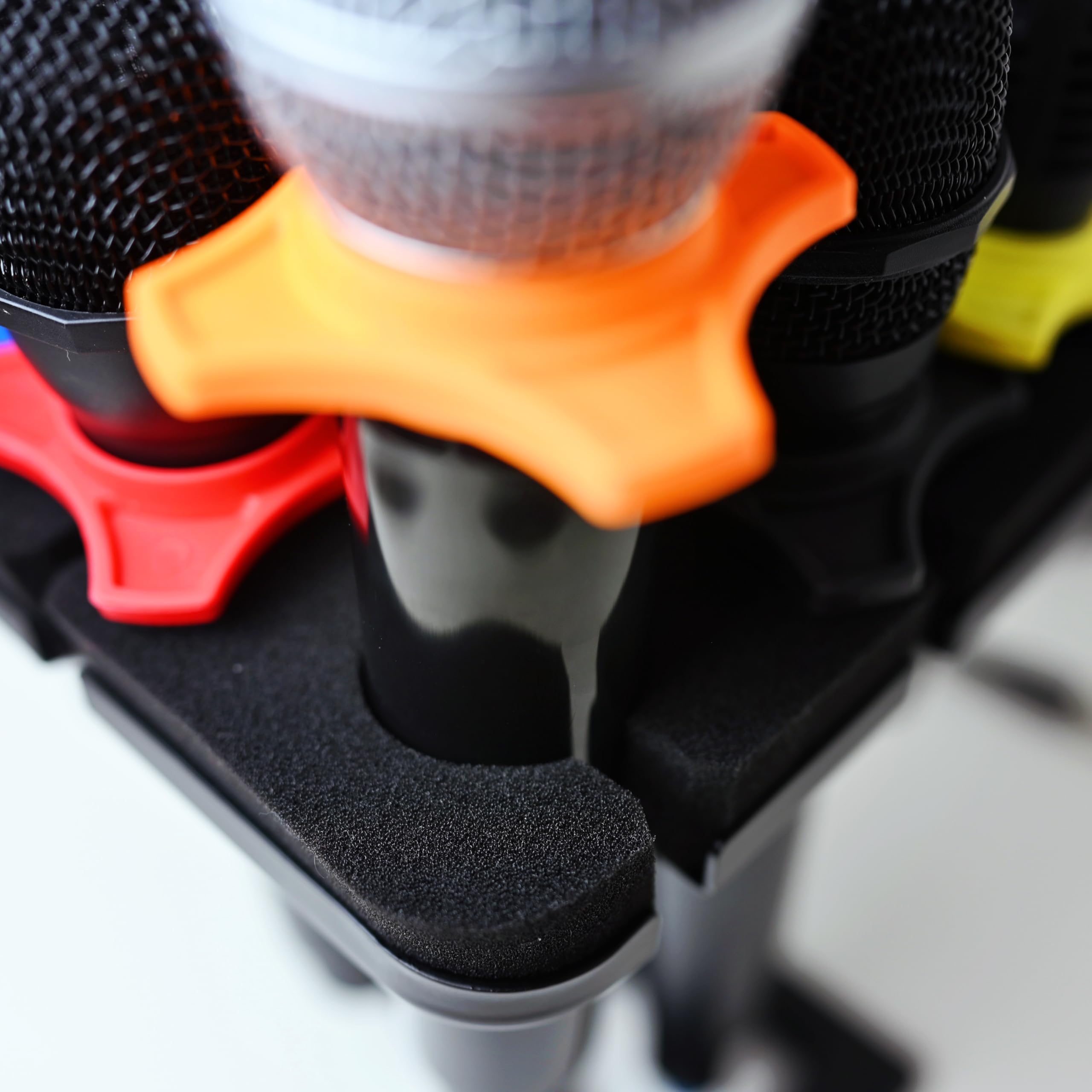 Supporto per microfono multi con supporto per microfono da scrivania, vassoio quadrato per contenere fino a 8 microfoni sul palco, organizer e display - 8 anelli anti-rollio inclusi