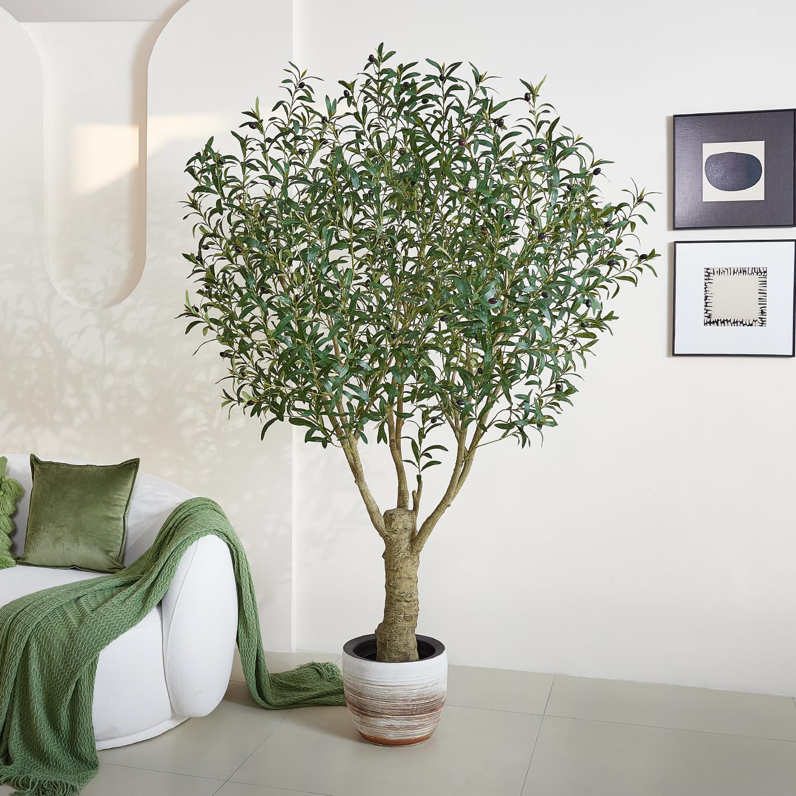 VeriNatural Olivenbaum Künstlich 210cm, Große Kunstpflanze mit Topf | 2871 Blätter, 132 Oliven, stabiler Stamm, pflegeleicht, für Wohnzimmer Büro Bad und geschützten Balkon,12.5kg