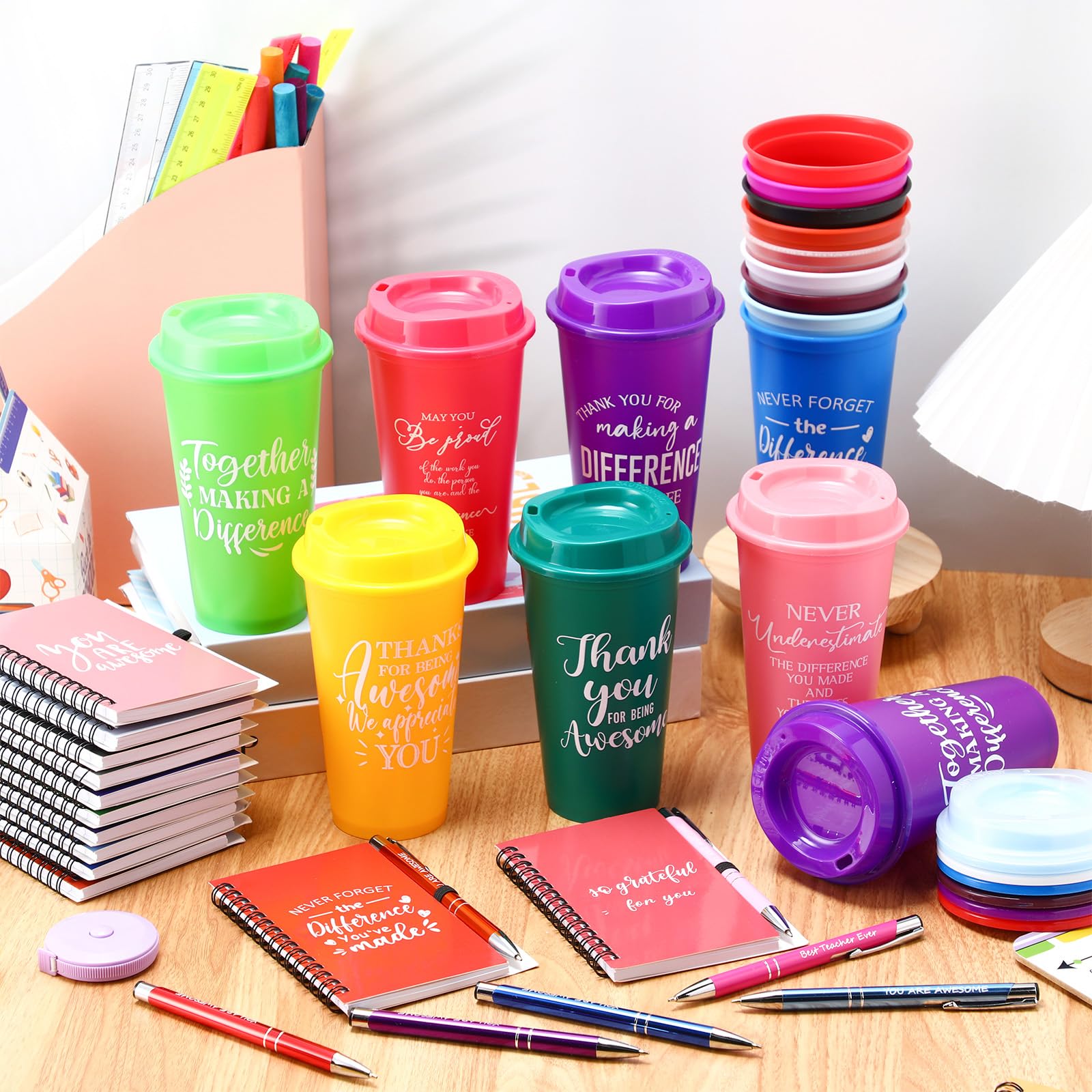 AmazingSpark Lot de 45 gobelets à café en plastique réutilisables avec couvercle et stylo pour le personnel, l'équipe et les enseignants (473 ml)