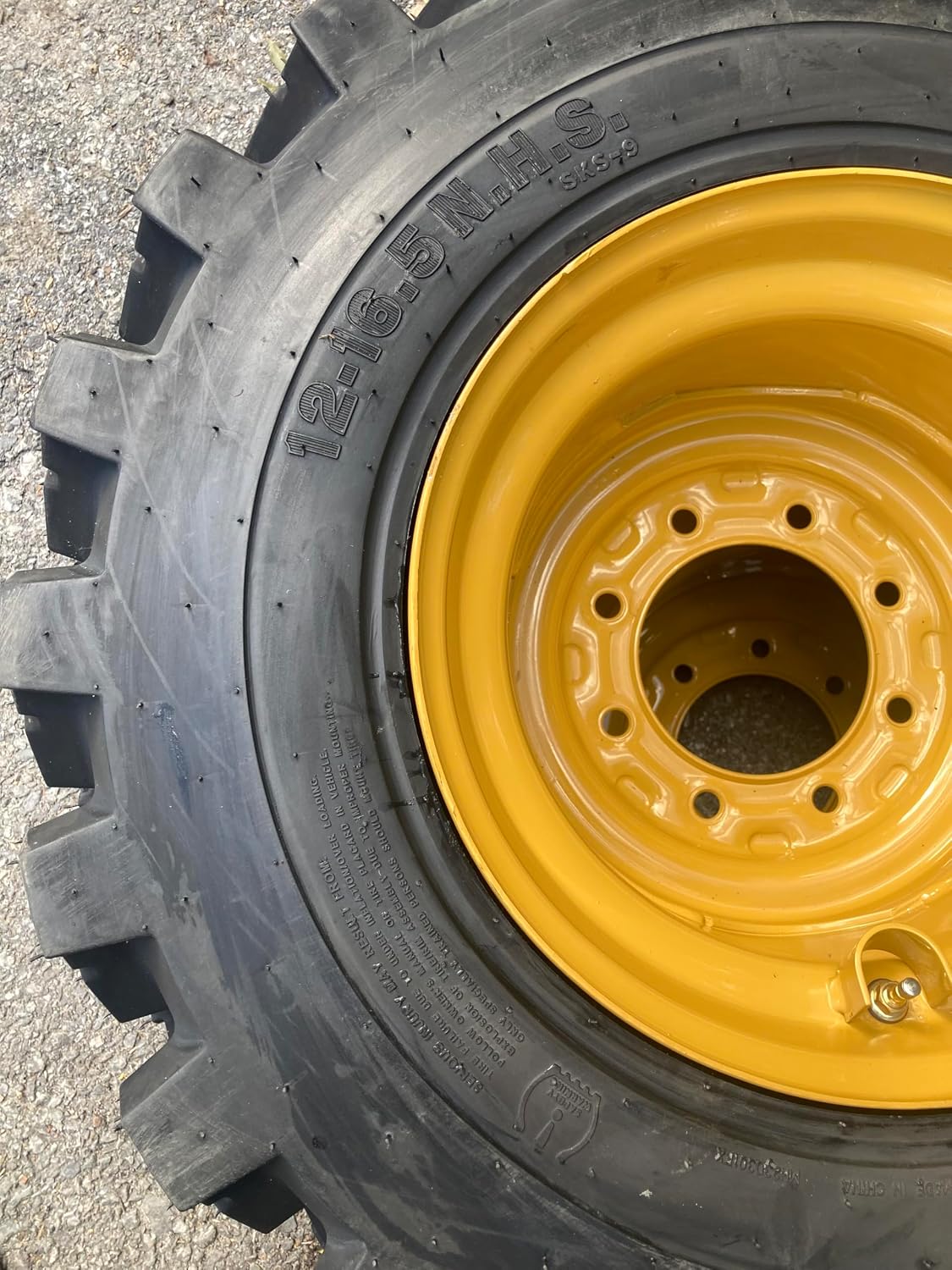 (1) Heavy Duty 12-16.5 Forerunner SKS-9 Skid Steer Tire on Wheel/Rim (8 lug) for Caterpillar & more - 12X16.5-14 PLY - Good Snow Traction - Self-cleaning tread (SKS753 STYLE)