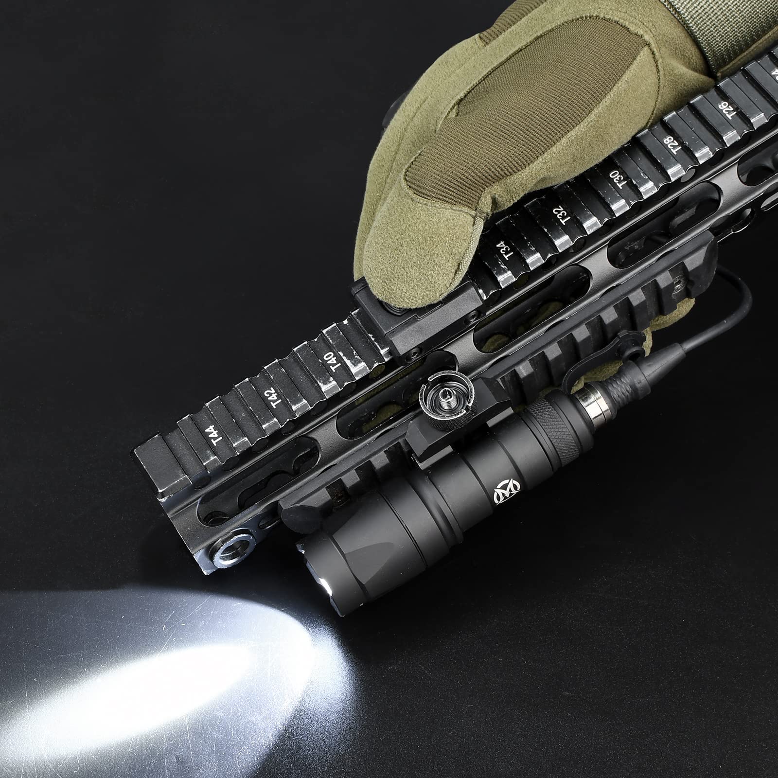 M300A Lampe de poche tactique avec interrupteur de coussin de pression, lampe de reconnaissance de 600 lumens pour le système ferroviaire Mlok Keymod 20 mm Picatinny (Noir)