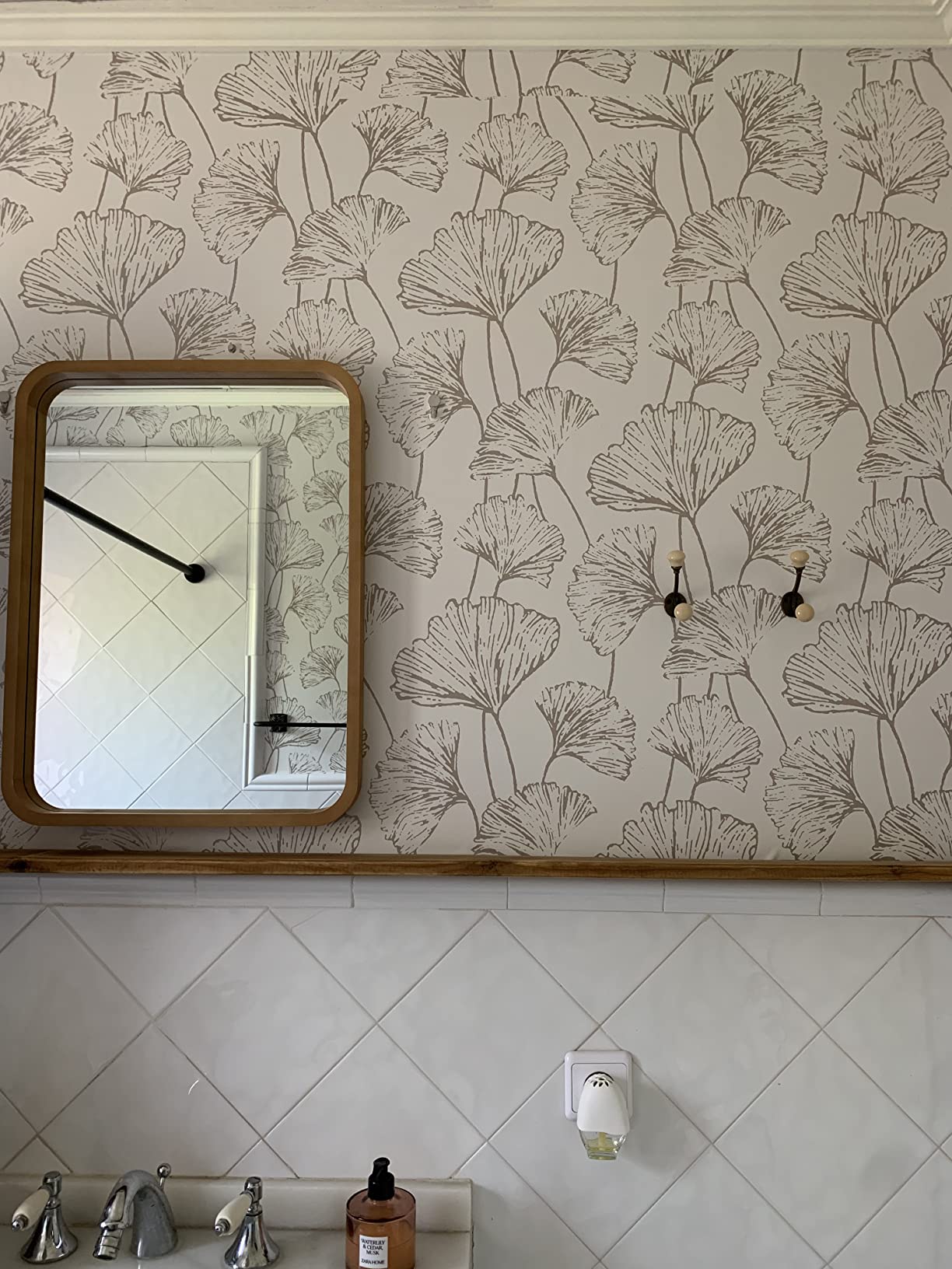 6/mo Finance NuWallpaper NUS3578 SSilver Hikarigaoka Peel & Stick