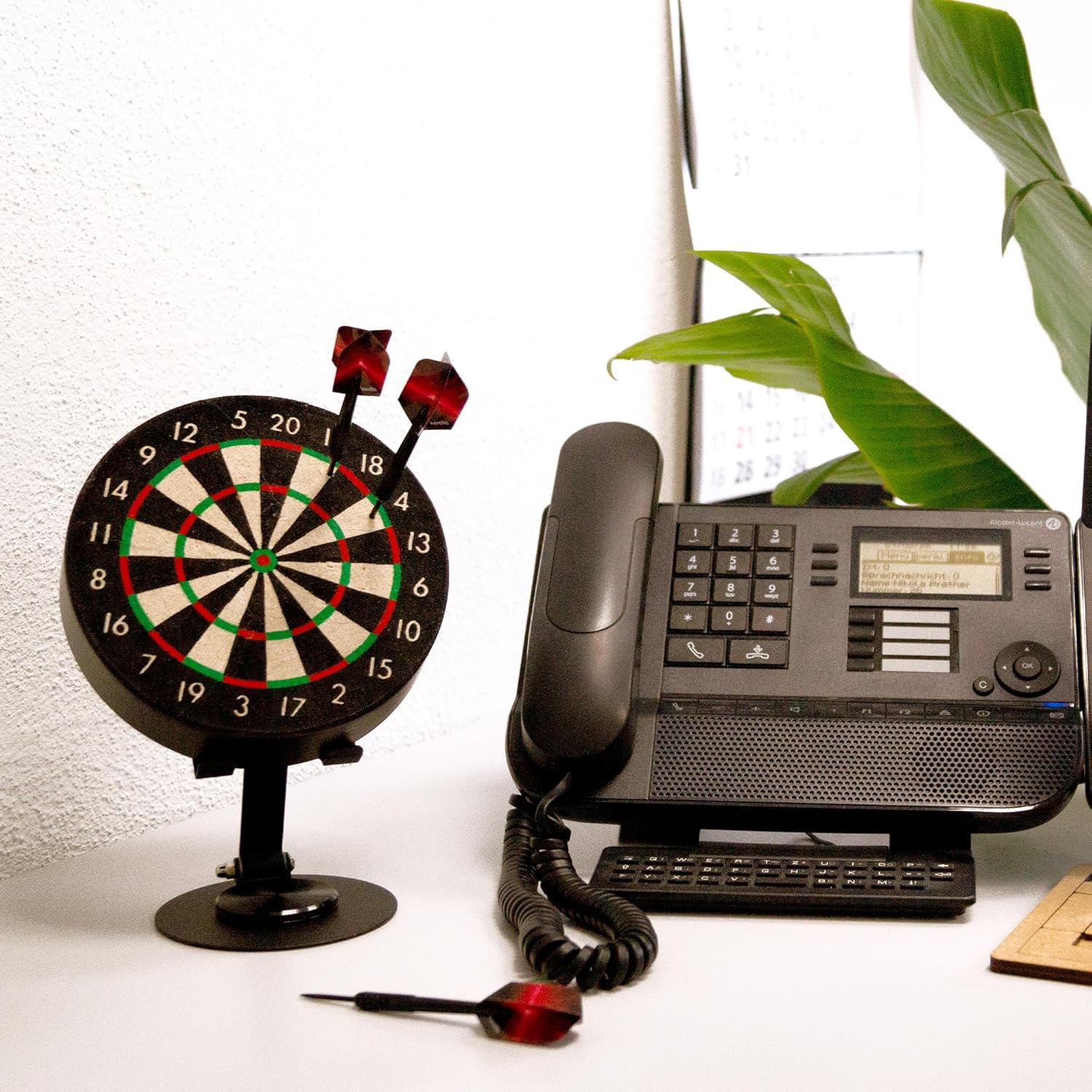 Karella Mini Dartboard Bulli, Miniature Dartboard Diameter 15 cm with Adjustable Metal Stand, Set Including 6 Mini Darts (Steel), for Home, Desk, Decoration, Gift