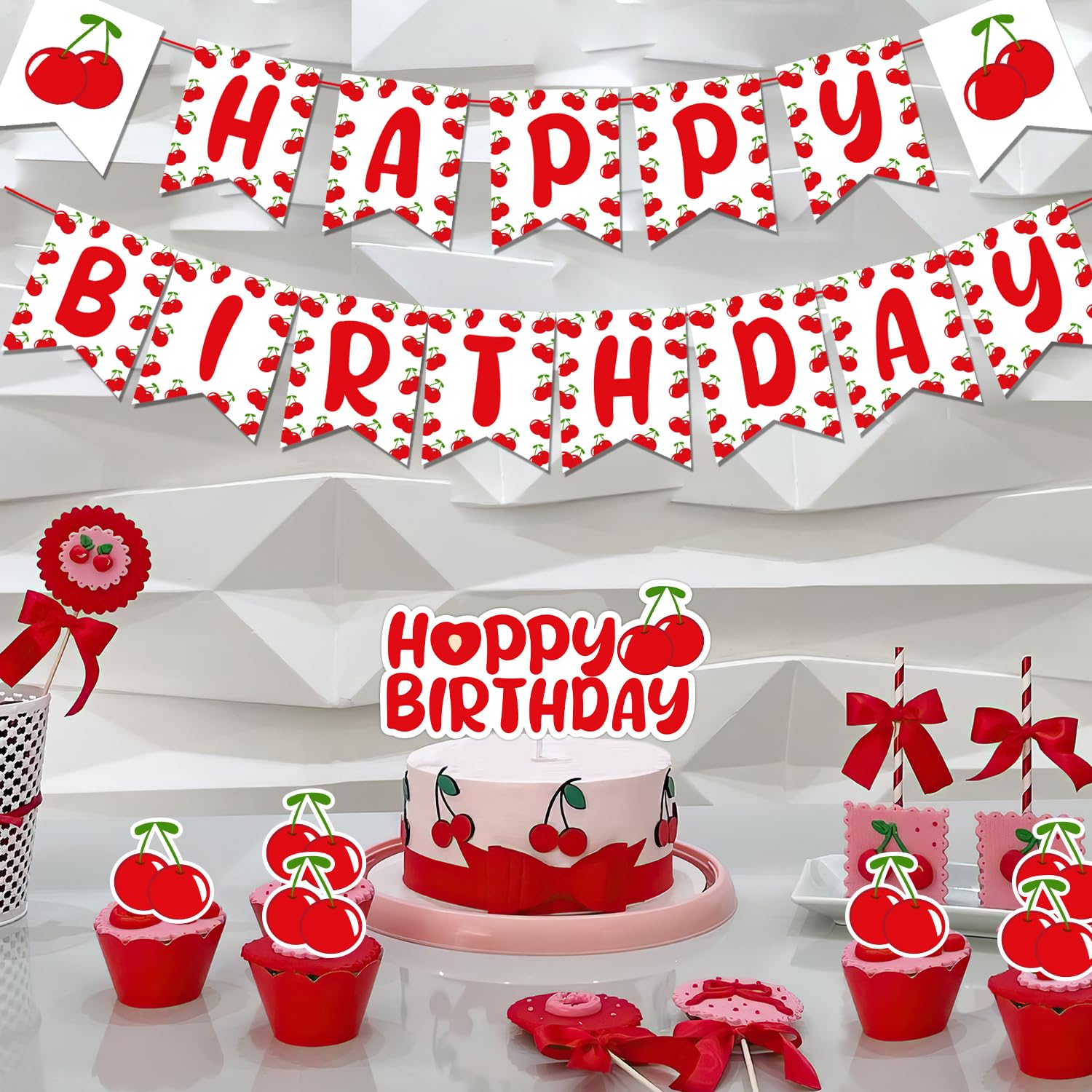 Fond d'anniversaire avec des ballons et des cadeaux en design plat