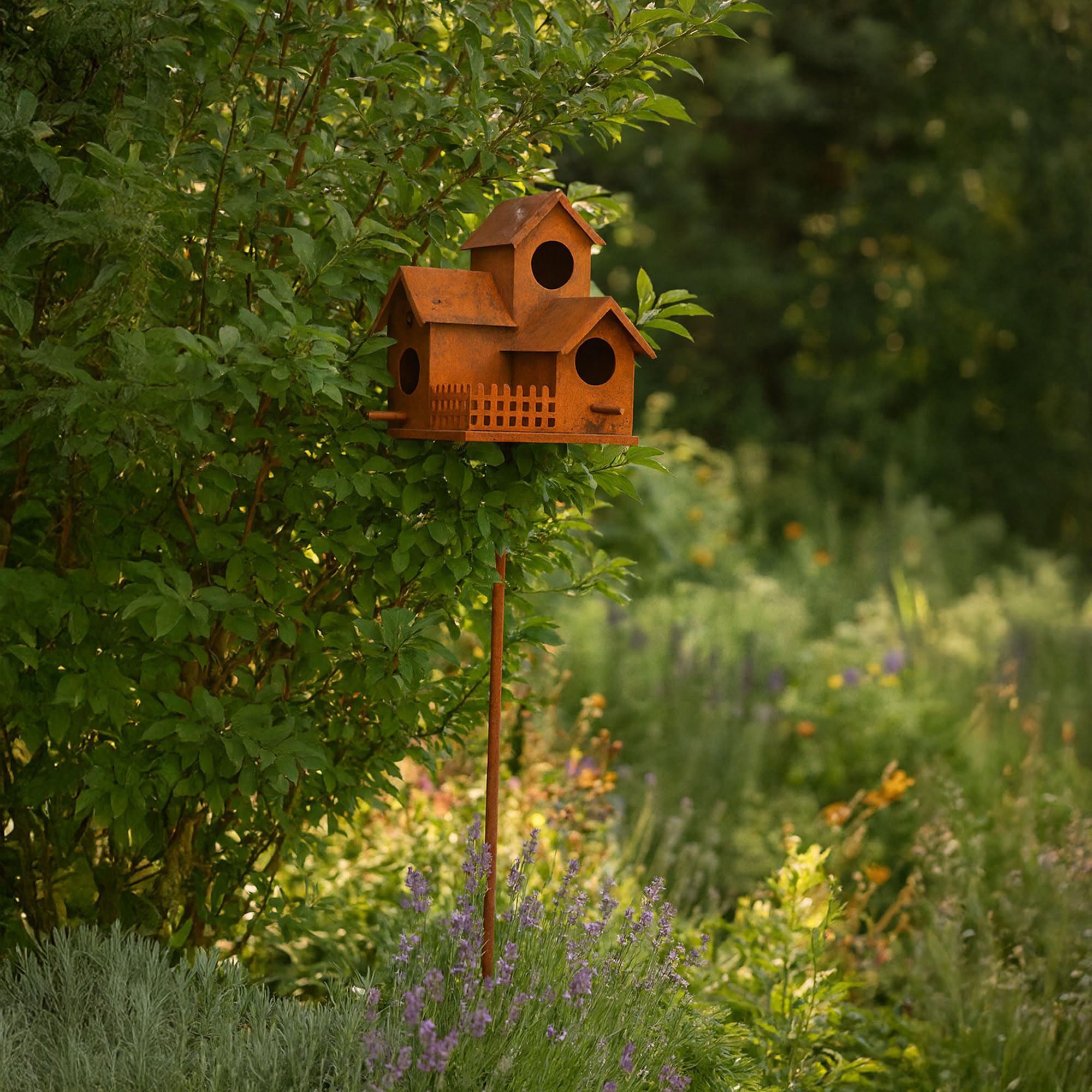 UNUS Vogelhaus aus Metall in Rostoptik mit Stab 132 cm dekoratives Vogelhäuschen für Garten und Terrasse