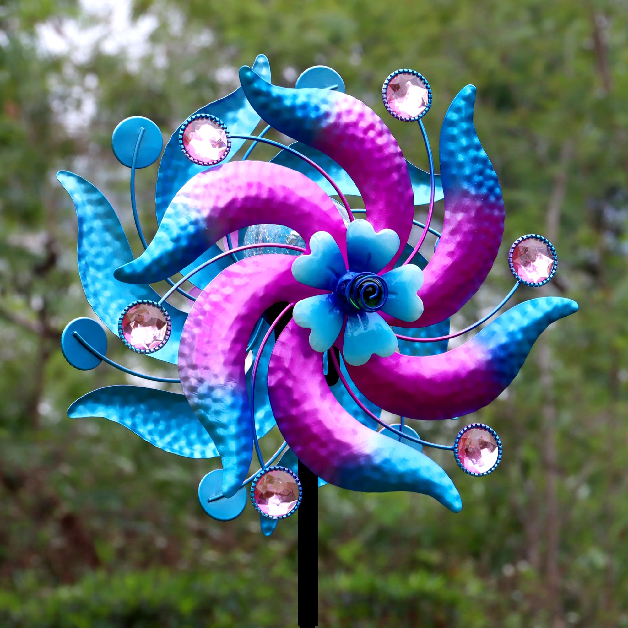 Solar Wind Spinner ze zmieniającymi się kolorami światłami LED, metalowy palik ogrodowy, niebieski i różowy wzór kwiatowy, 6 trzaskających globusów