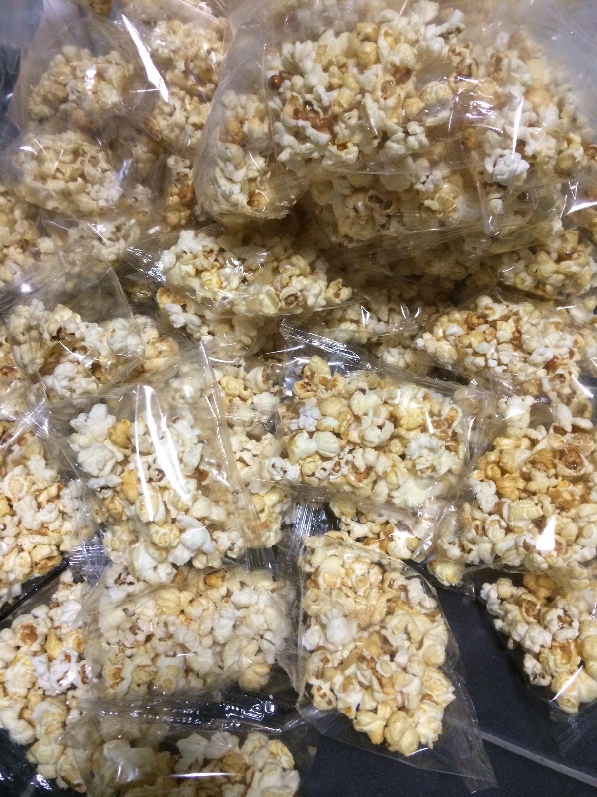 600 Beutel Bussy Popcorn karneval Fasching Wurfmaterial a 8g Mini Saison Popcorn