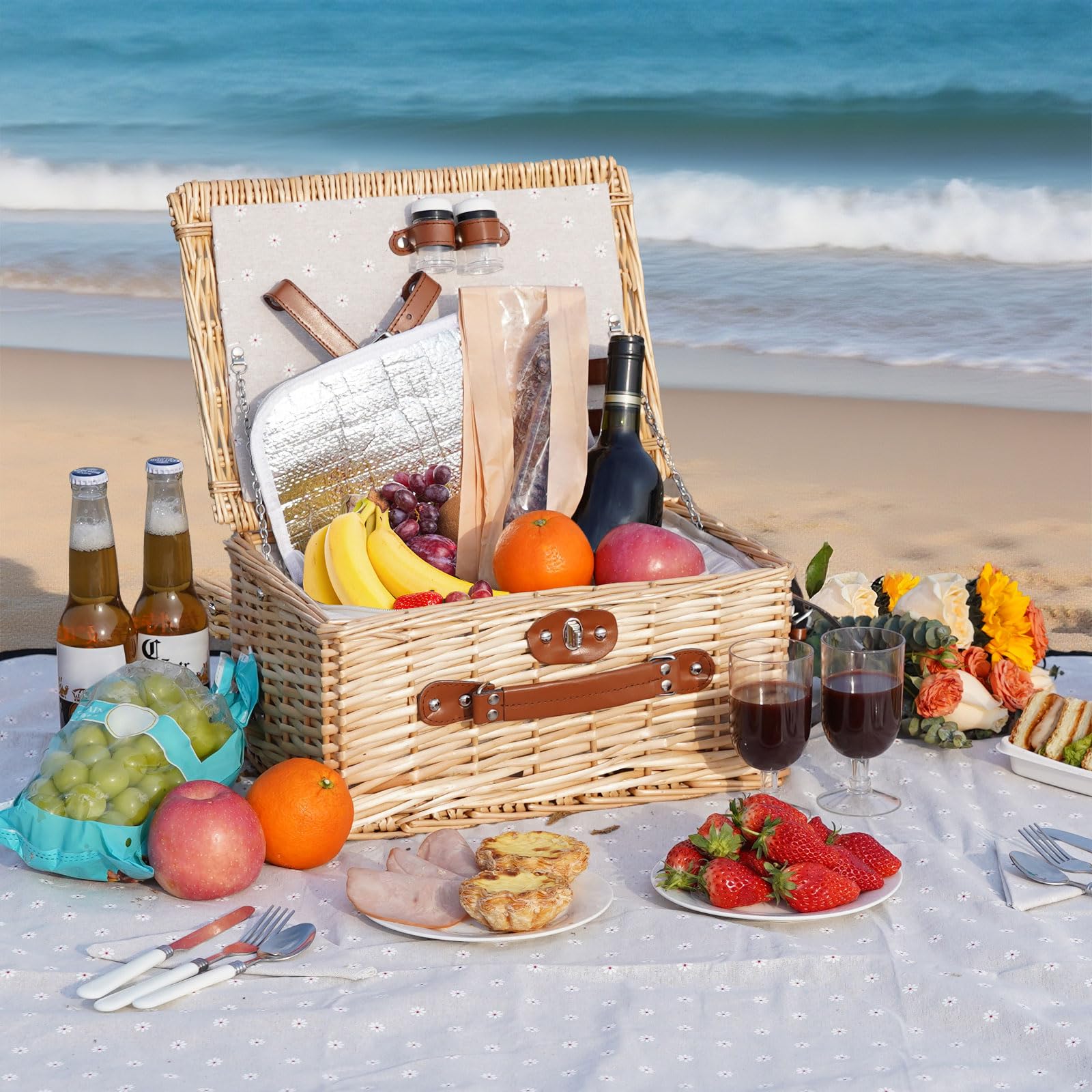 Cesta de picnic para 2 personas – Cesta de mimbre vintage aislada con alfombrilla impermeable y juego de cubiertos para parejas, camping, cumpleaños o San Valentín (flores blancas)