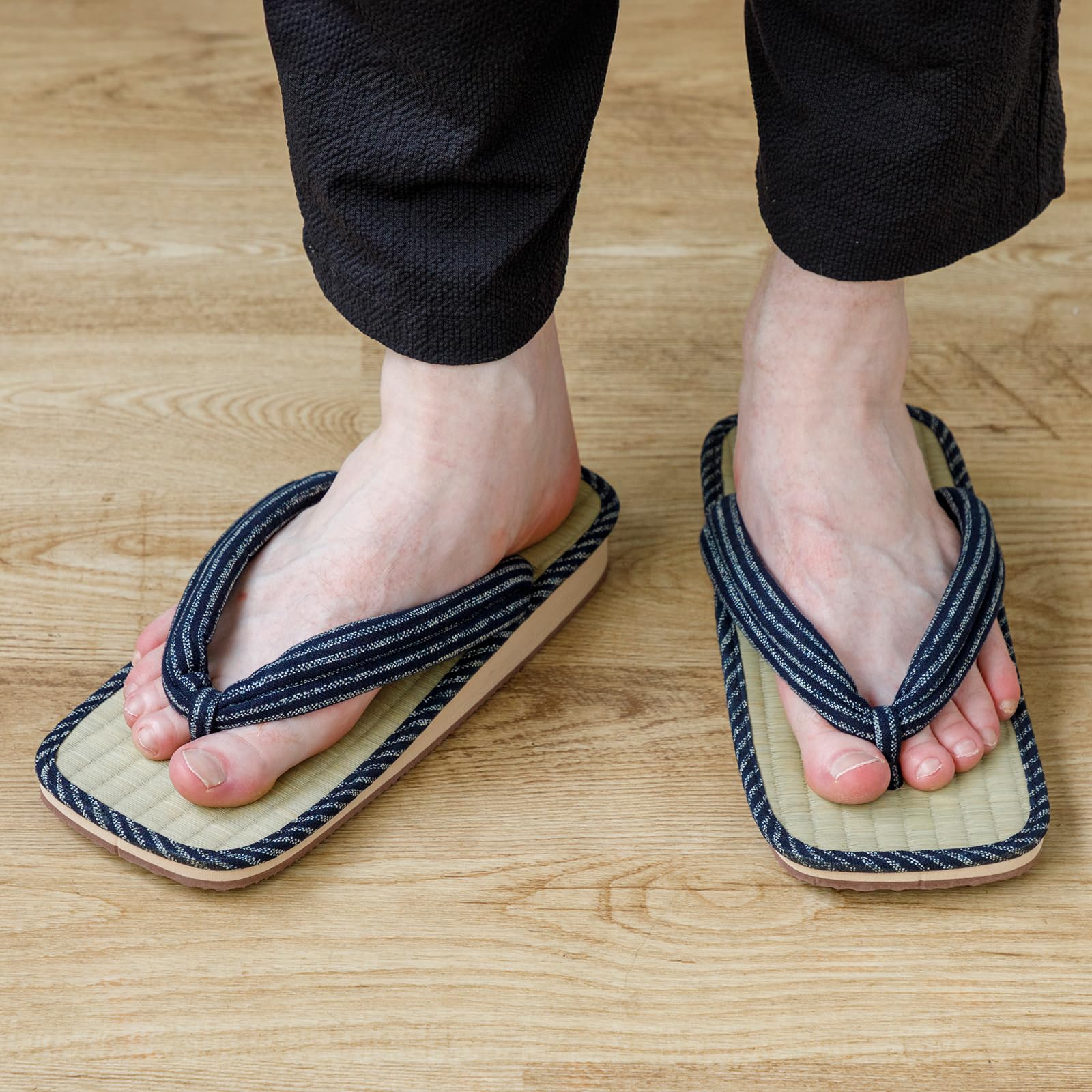 Asayu Japan Sandales Traditionnelles Japonaises en Igusa, Fabriquées au Japon, Tatami Zori, Absorbantes et Résistantes aux Odeurs - Rayures Bleues, Taille Homme EU 40 à 43.