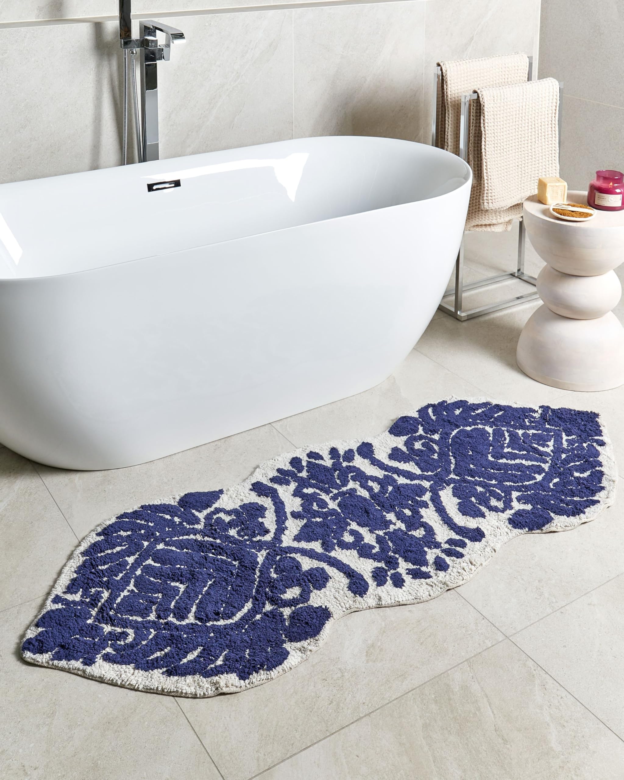 Beliani Tappeto da bagno moderno in cotone di forma irregolare 150 x 60 cm con motivo decorativo Accessori da bagno blu