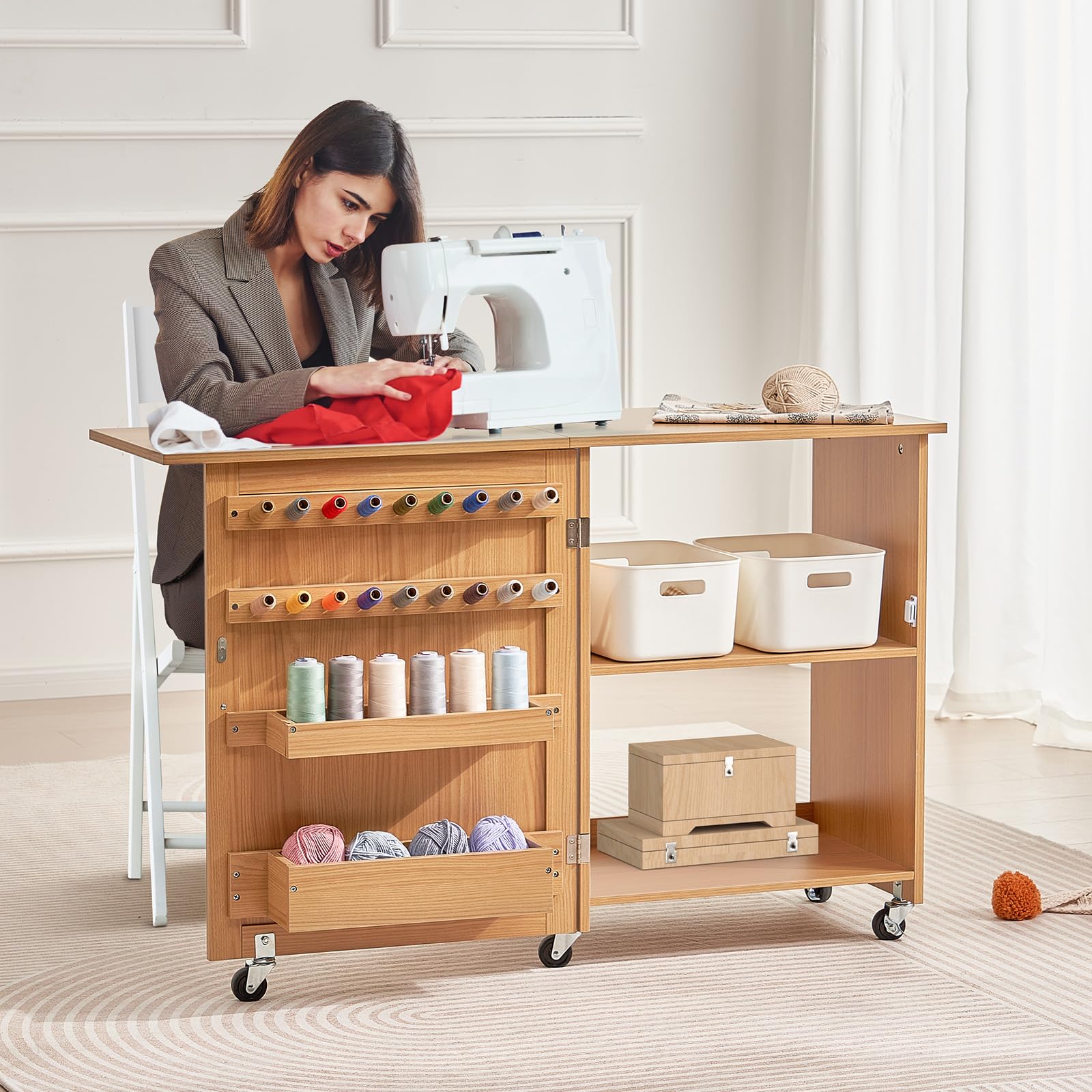 VEVOR Mesa de Costura Plegable Mesa Multiusos para Máquina de Coser con Diseño Compacto, Ruedas Bloqueables, Estantes, Bandejas de Almacenamiento, Clavijas de Madera y Puertas Magnéticas, Color Madera