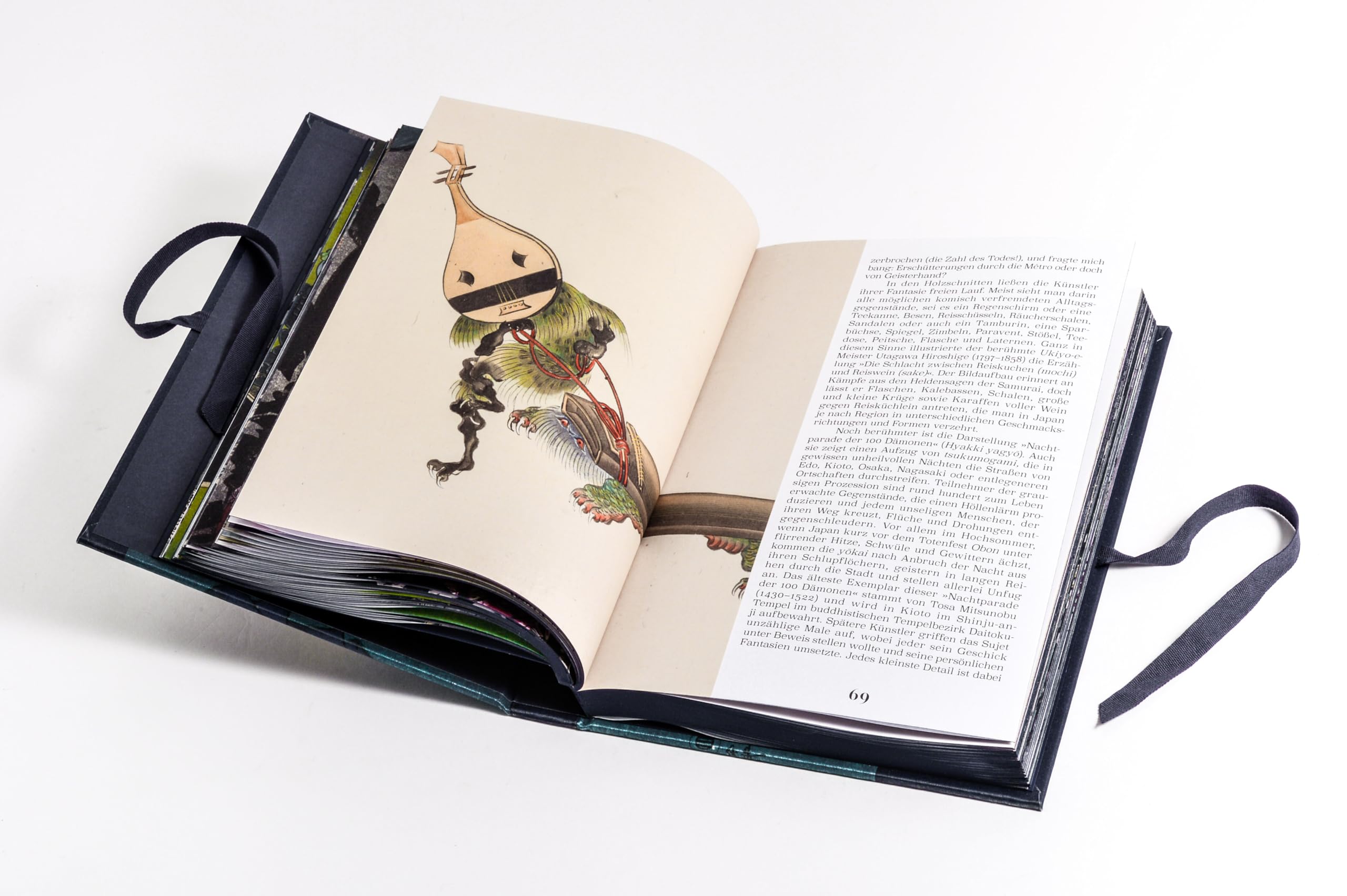 YOKAI MONSTER: in Werken der japanischen Holzschnittkunst - vereint in einer prachtvollen Ausgabe mit Seidenüberzug, schwarzem Farbschnitt und Verschlussbändchen mit japanischer Schlauchbindung