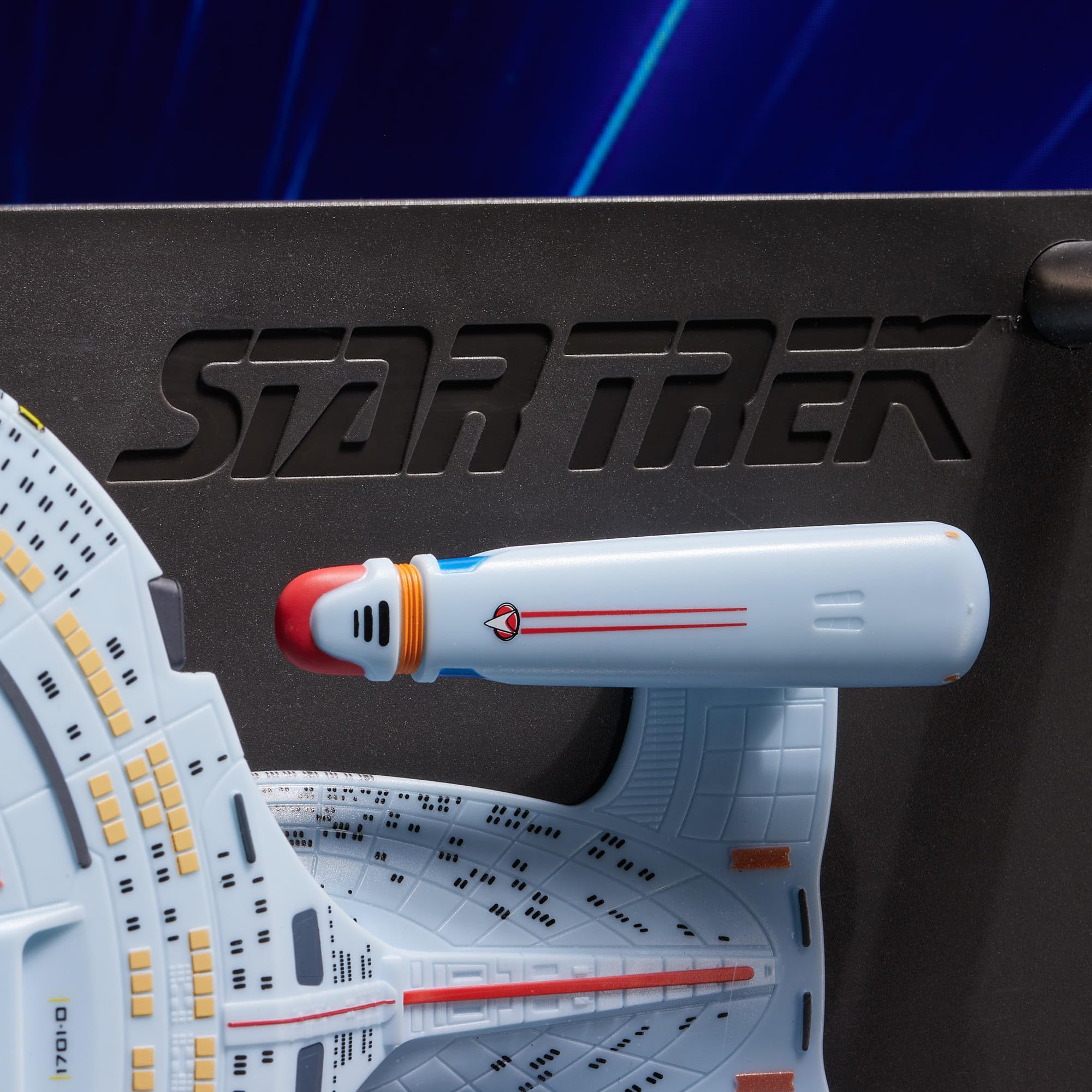 Numskull Star Trek USS Enterprise NCC-1701-D Replik-Plaque 15x7 (38x17,5 cm) – Offizielles Star Trek-Merchandise – Wandmontierbares Sammlerstück
