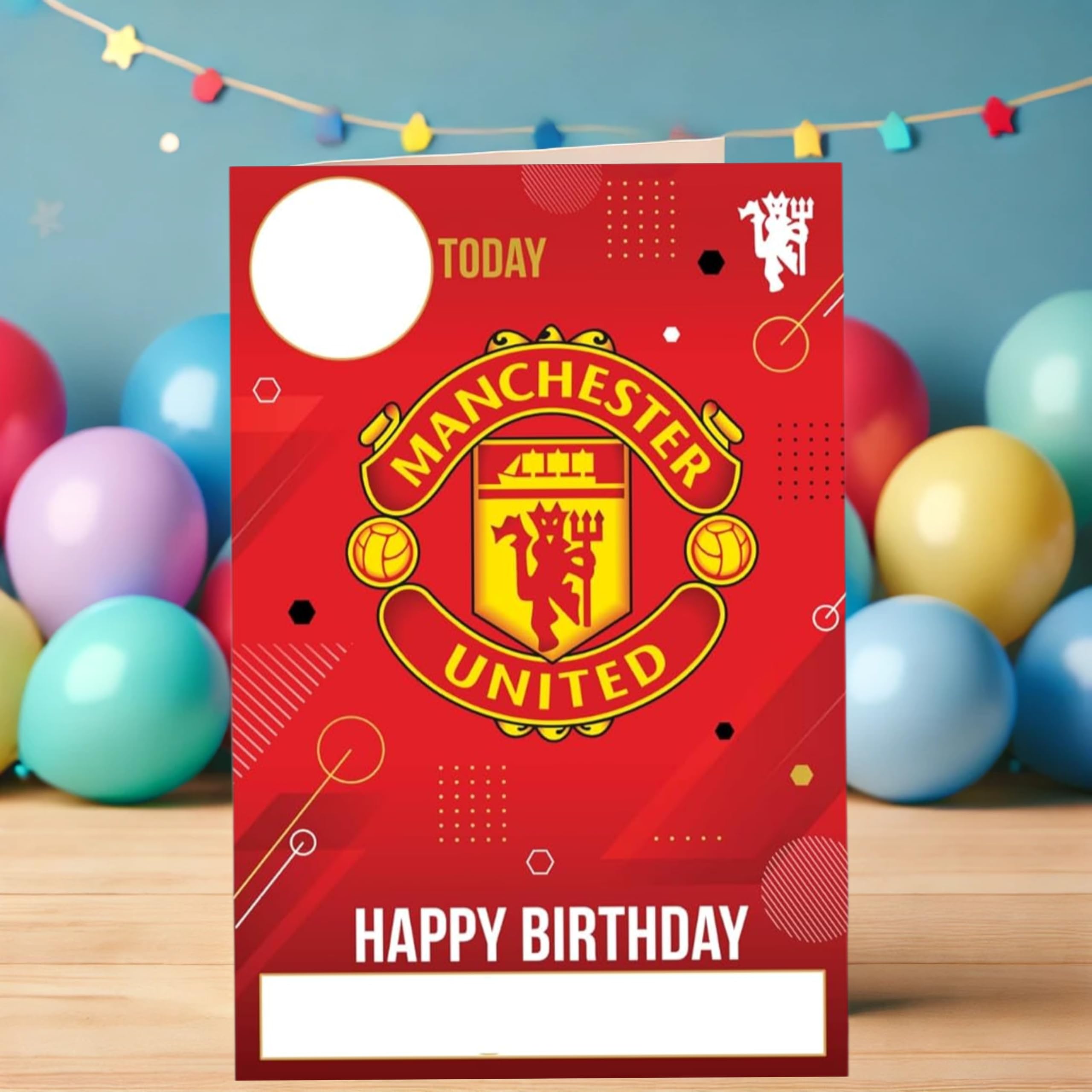 Kartka urodzinowa klubu piłkarskiego Manchester United. W zestawie naklejki, aby spersonalizować Twój wiek i imię, czerwona