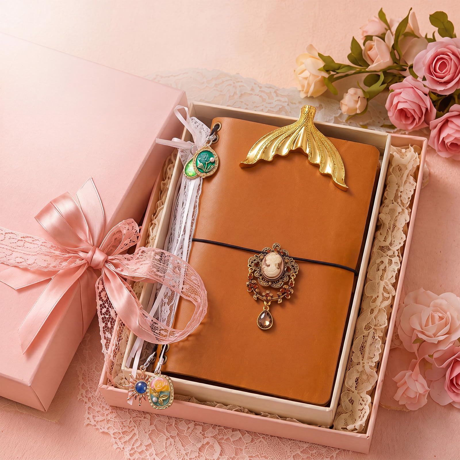 MotiMind Kit de couverture de journal de voyage en cuir A5, 13 pièces, rechargeable, avec clip sirène, breloques décoratives, carnet de notes personnalisé, coffret cadeau pour filles, femmes (marron)