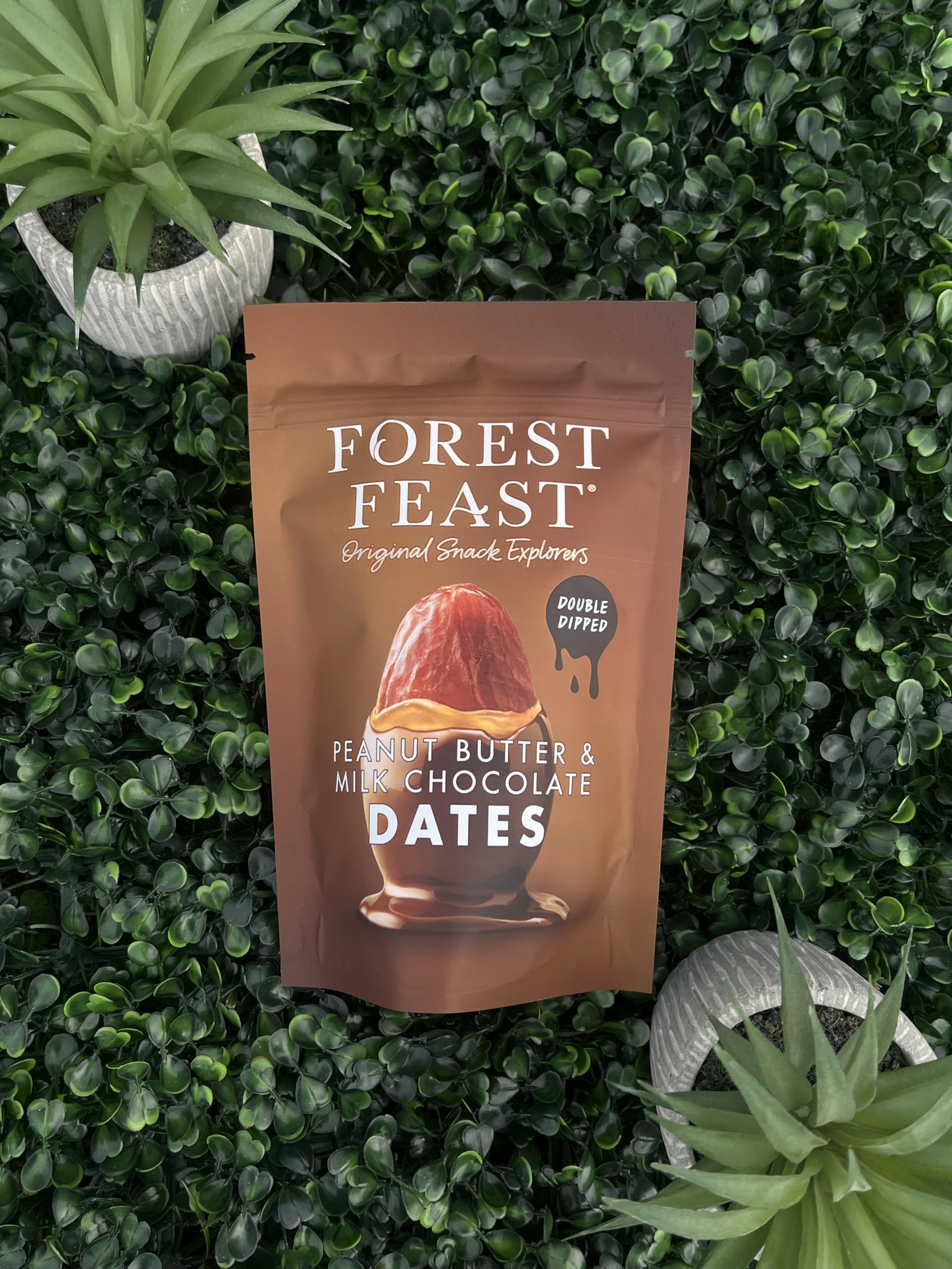 FOREST FEAST Daktyle z masła orzechowego i czekolady mlecznej 6 x 140 g | Podwójne daktyle nour w belgijskiej czekoladzie mlecznej, daktyle z masłem orzechowym, czekoladą owocową z czekoladą