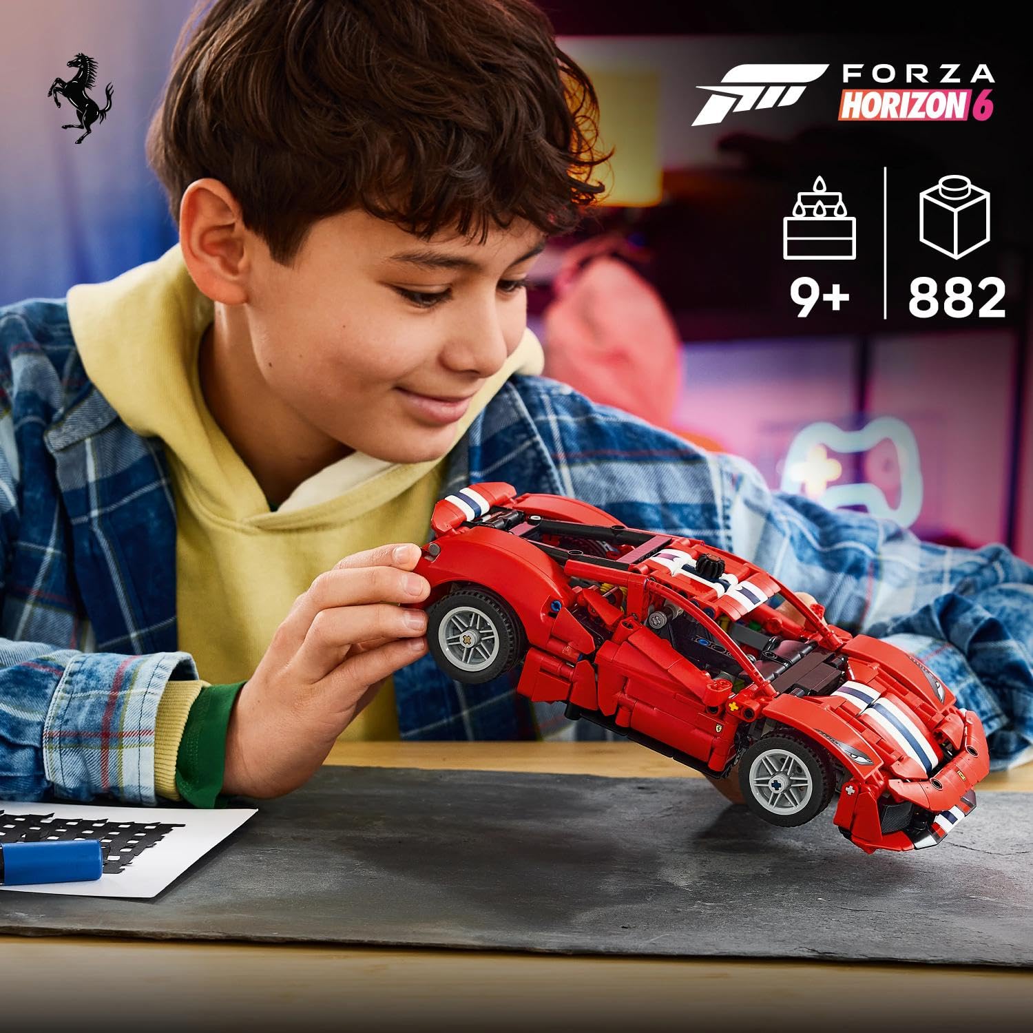 LEGO Technic Auto Ferrari 488 PISTA - Macchina Giocattolo con Motore V8, Sterzo e Differenziale - Decorazione da Cameretta - Regalo per Gamer, Bambini e Fan degli Sport Motoristici da 9 Anni - 42235