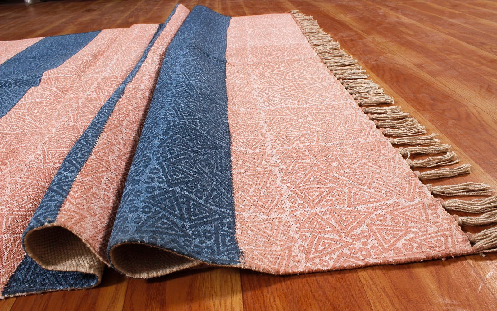Kelim Teppich, quadratisch, handbedruckt, Baumwolle, Dhurrie, rosa und blau, gestreiftes Design, Handwäsche, 0,5 cm dick, handgefertigt, Boho, für drinnen und draußen, Flachgewebe, Teppiche für Flur