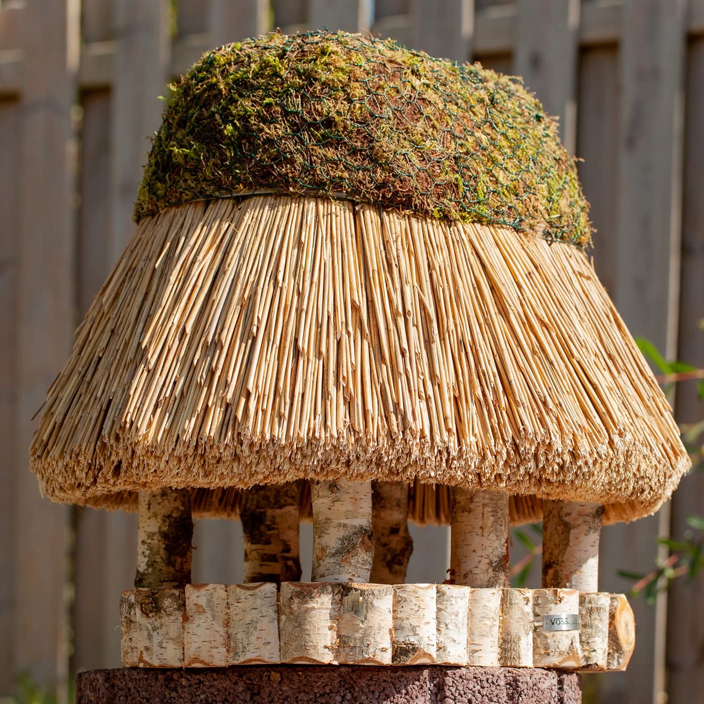 VOSS.garden Ovales XL Vogelvilla Pellworm mit Reetdach, Naturbelassene Birke 37x52cm große Futterplatte, Vogelhaus Futterstation Vogelhäuschen Futterhaus