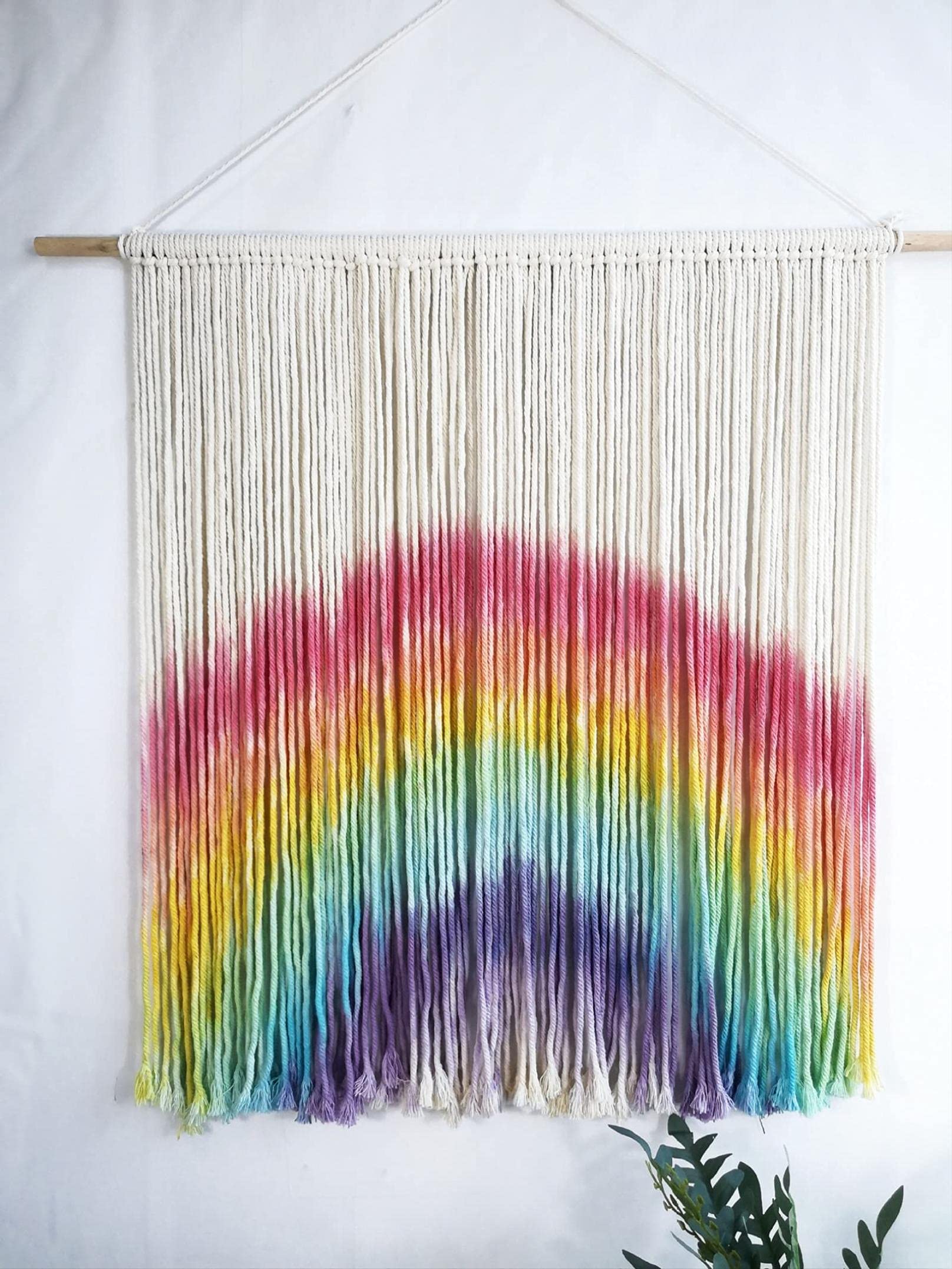 Tapiz teñido a mano Rainbow 1 para llenar de vida y color la pared de tu dormitorio