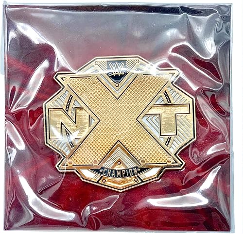 Vista 2 de Loot Crate Pin de cinturón del Campeonato Mundial NXT como un oficial de Boss Slam Crate, Metal, No es una piedra preciosa