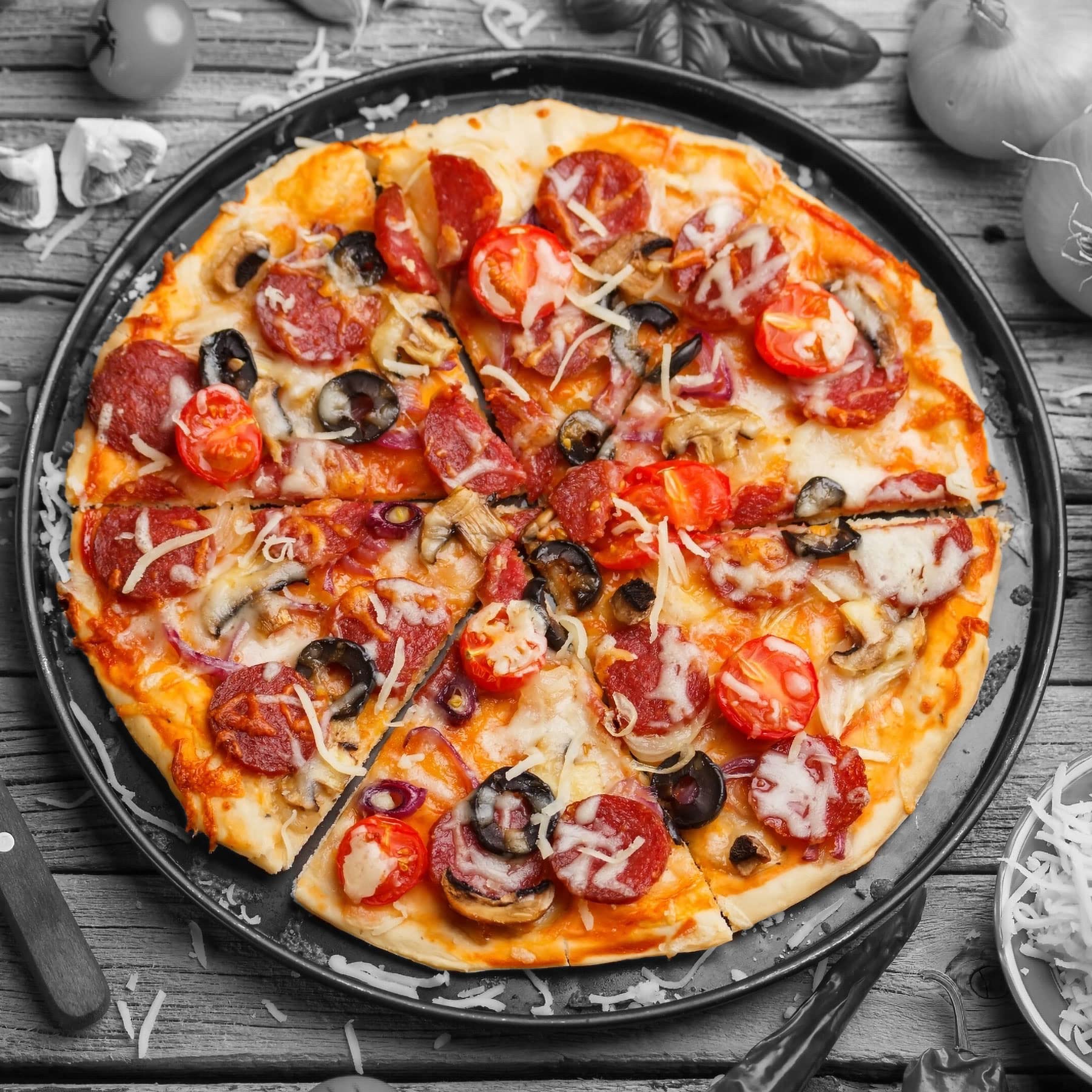 Pixxprint Glasbild, Wandbild auf Echtglas, Pizza auf Pizzablech, 80x80 cm, inkl. Aufhängung und Abstandshalter