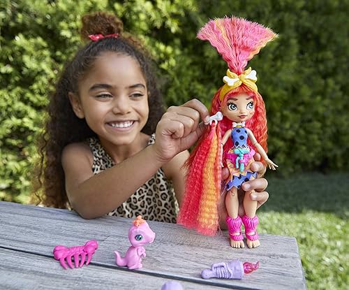 Miniatura 5 de Mattel, Muñeca Emberly Cave Club - Muñeca de 8 a 10 pulgadas, con cabello rosa, muñeca prehistórica con dinosaurio y accesorios, regalo para niñas