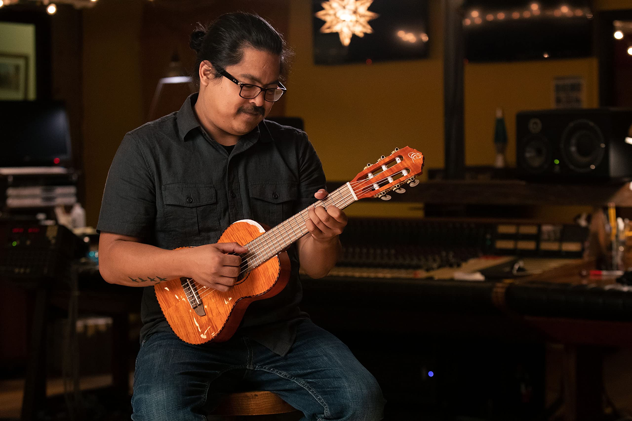 Ortega Guitars Reise Gitarre Elektro-Akustisch – Mini Travel Series – Geflammtes Mahagoni, Hochglanz Natur (RGLE18FMH)