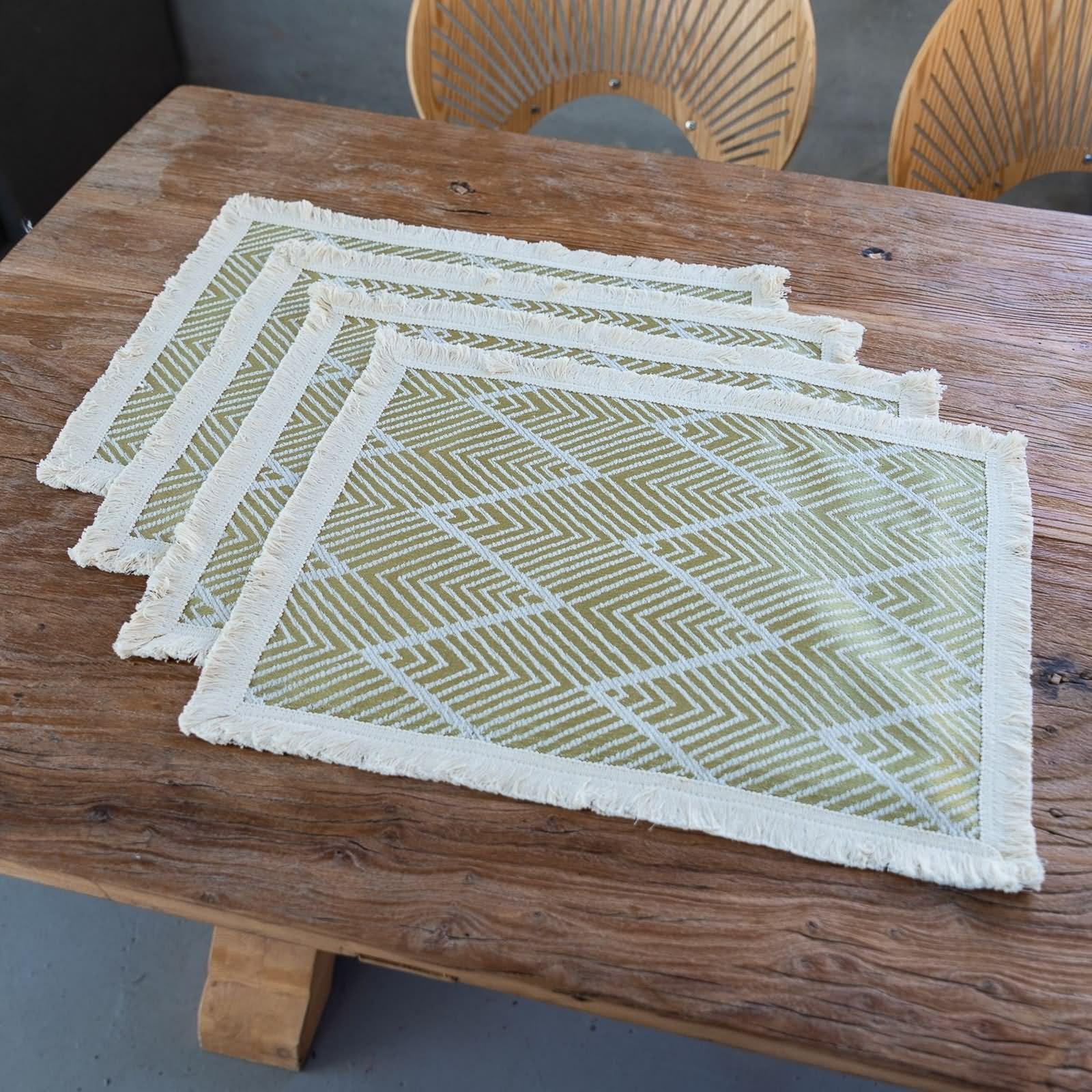 Set di 6 tovagliette all'americana invernali, 30 x 45 cm, motivo a righe ondulate con nappa, in poliestere e cotone, giallo e beige