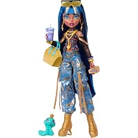 Monster High - Cleo De Nile, bambola con top a fiori e pantaloni cargo in denim dorato