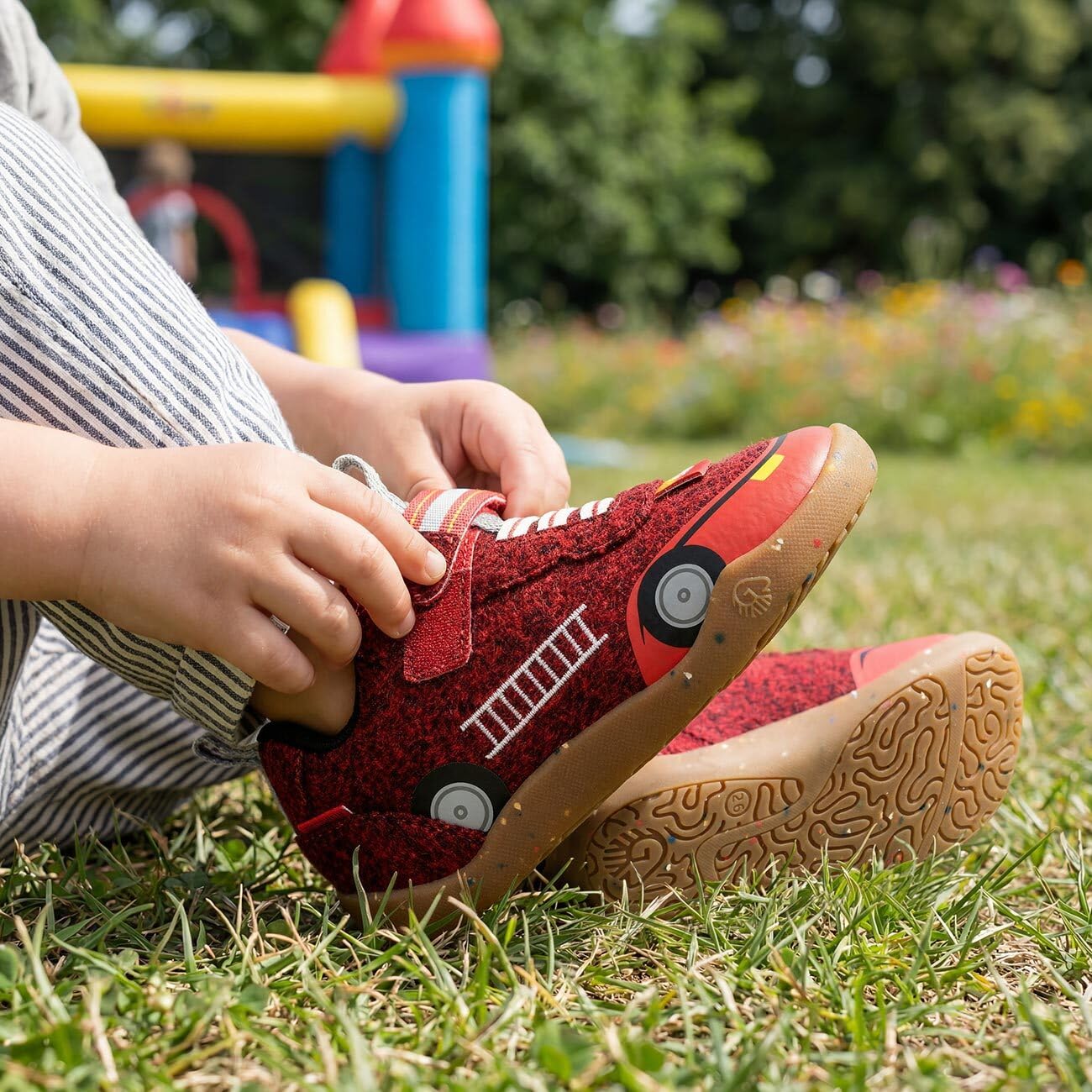 Giesswein Wooly Steps Barfußschuh mit Motiv - Kinder Barfußschuh Merino | Atmungsaktiv, flexible Zero-Drop Sohle, rutschfest & waschbar – leichte Merino Kinderschuhe mit Motiv
