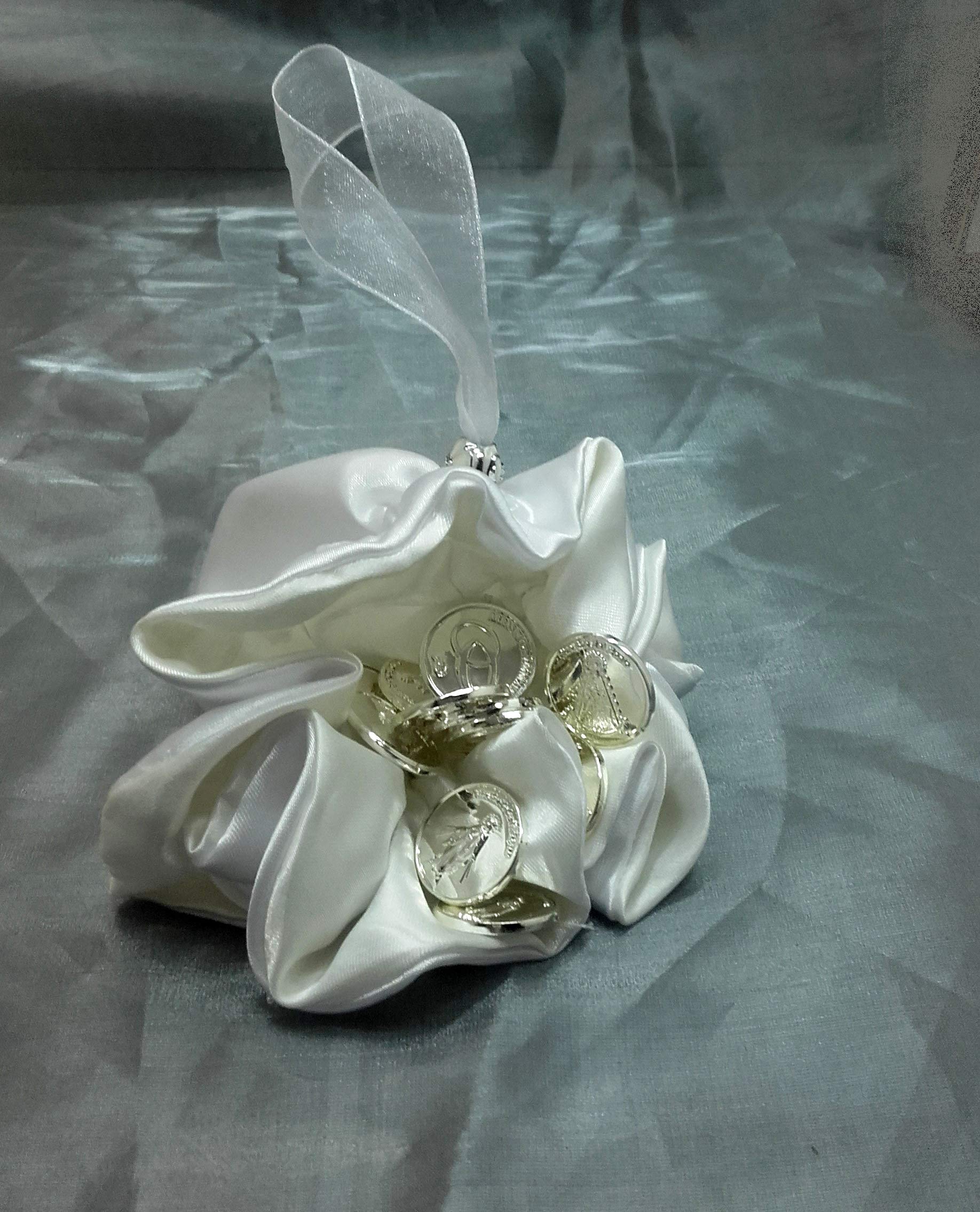 Arras de María con Saquito de Saten Redondo Reversible (Beis y Blanco) Hecho a Mano por Nuestros Artesanos y Estuche Incluido.
