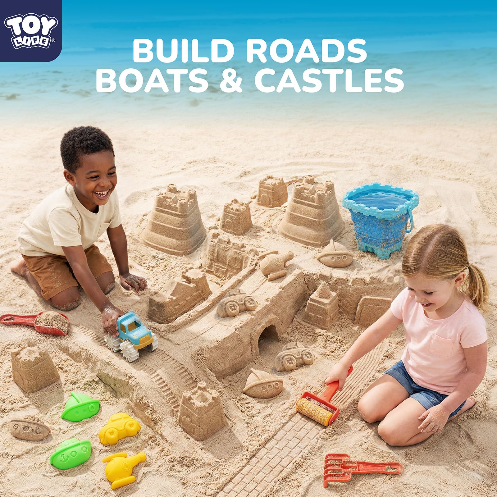 TOY Life Sandspielzeug-Set für Kinder, mit faltbarem Eimer, Transportformen, Auto, Straßenwalze, 2 Schaufeln, Netztasche
