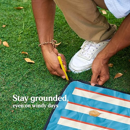 Miniatura 5 de Cozy Club Manta de picnic impermeable plegable al aire libre con bolsillo, estacas y correa para el hombro  A prueba de arena, duradera y portátil