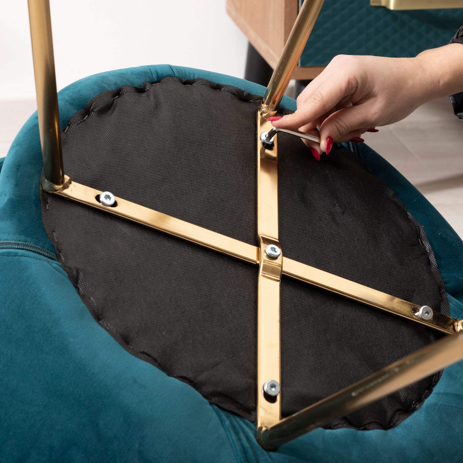 MONTEMAGGI Baroni Home Poltrona Imbottita circolare in velluto Blu Petrolio con gambe in ferro dorato. Poltrona da ufficio o da pranzo Super Confortevole e Seduta Ergonomica 71x59x84 Cm