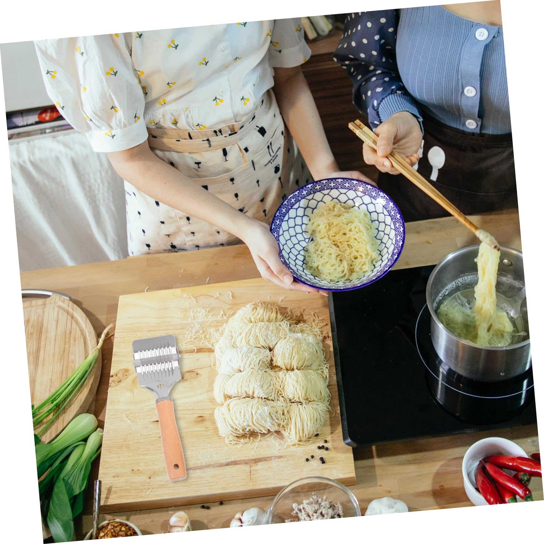 BRIGHTFUFU 1pc Stainless Steel Noodle Cutter Manual Roller Slicer for Making Noodles Precision Cutting Tool Food-grade Material for Kitchen Cooking and Pasta Making