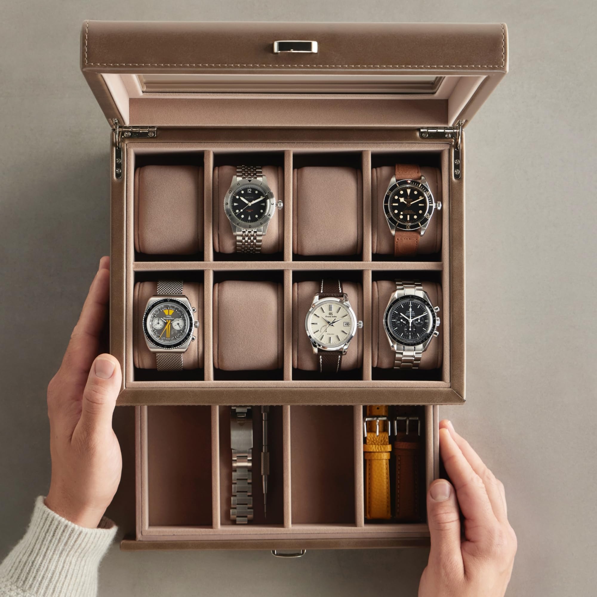 TAWBURY Caja de reloj de 8 ranuras, unisex, con cajón de almacenamiento, pantalla de cristal real y almohadas extra anchas para relojes grandes (gris pardo)